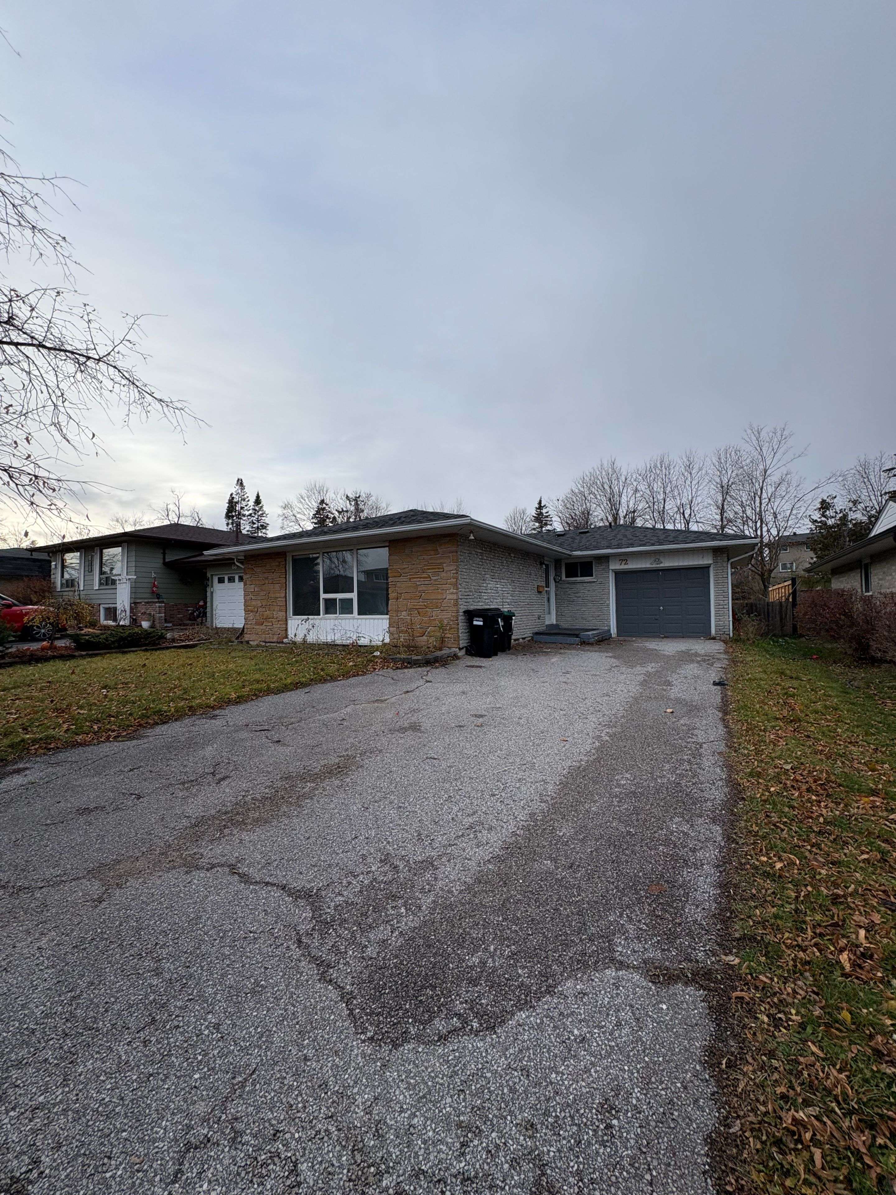 Barrie, ON L4M 2Y9,72 Daphne CRES