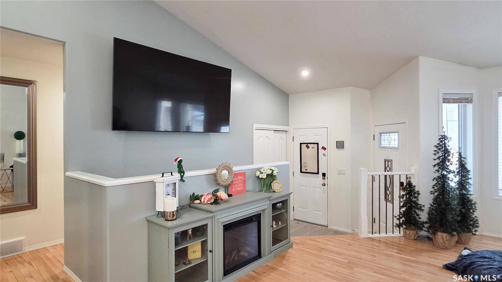 Saskatoon, SK S7T 0C5,815 Lynd CRESCENT