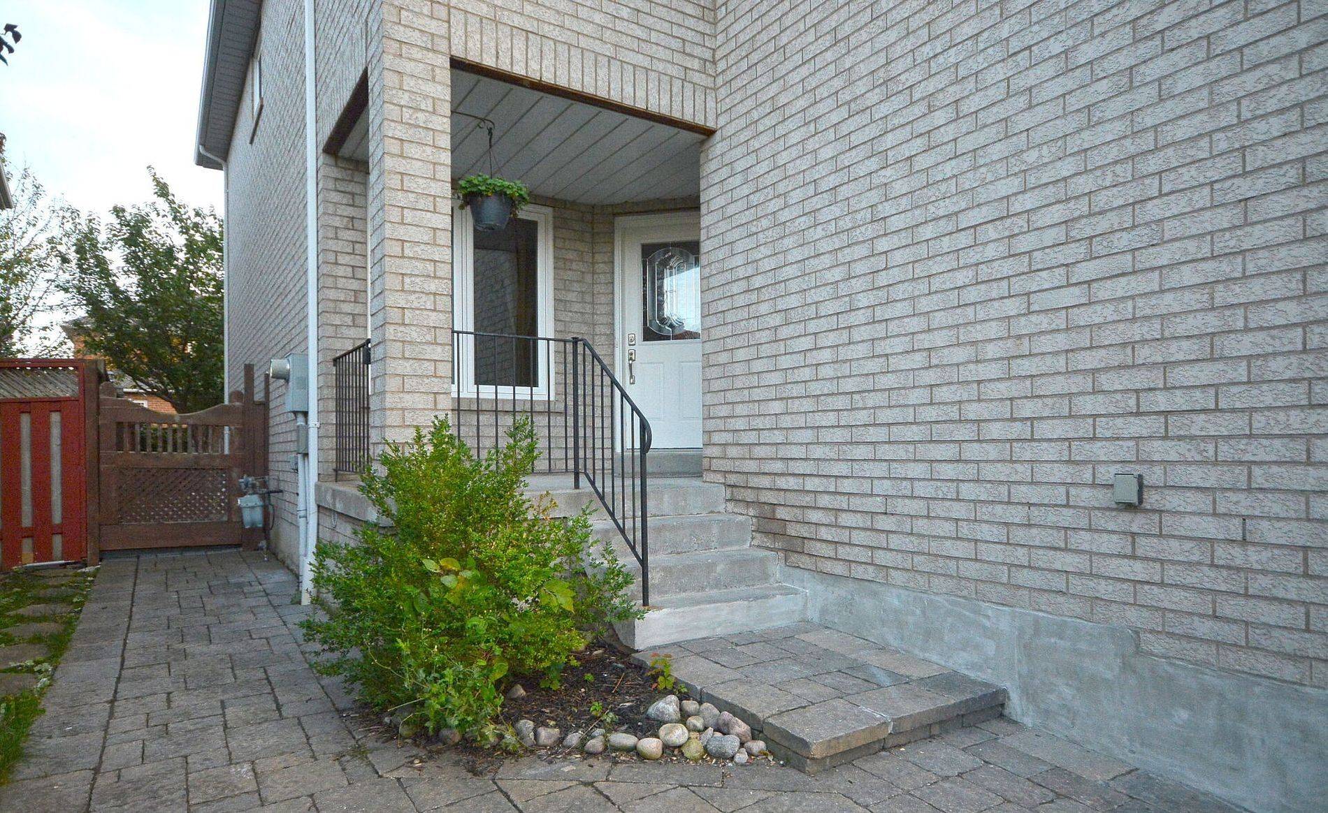 Mississauga, ON L5V 2G6,833 Mays CRES #Upper