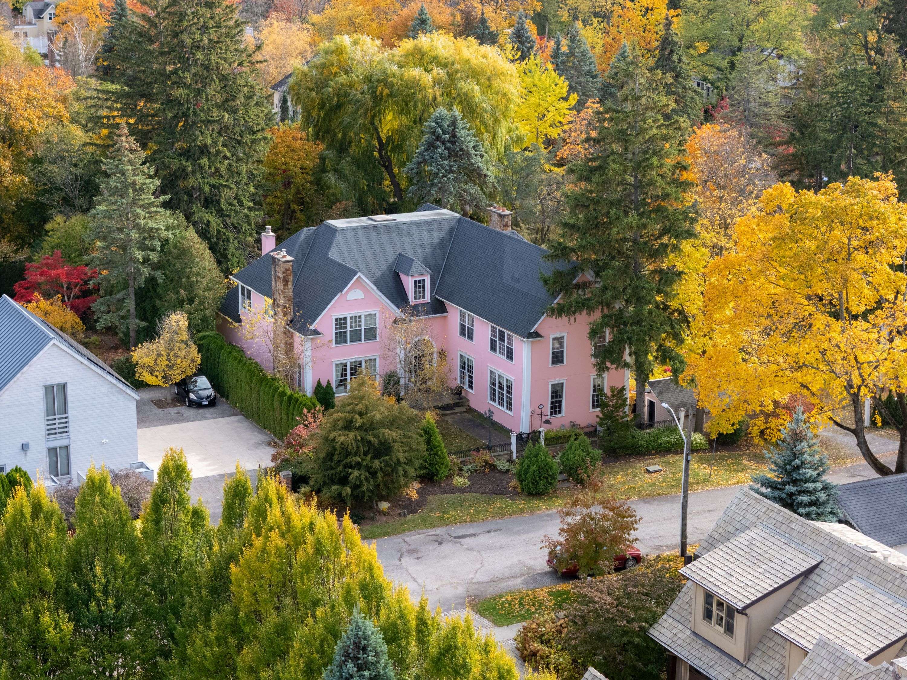 Niagara-on-the-lake, ON L0S 1J0,242 Simcoe ST