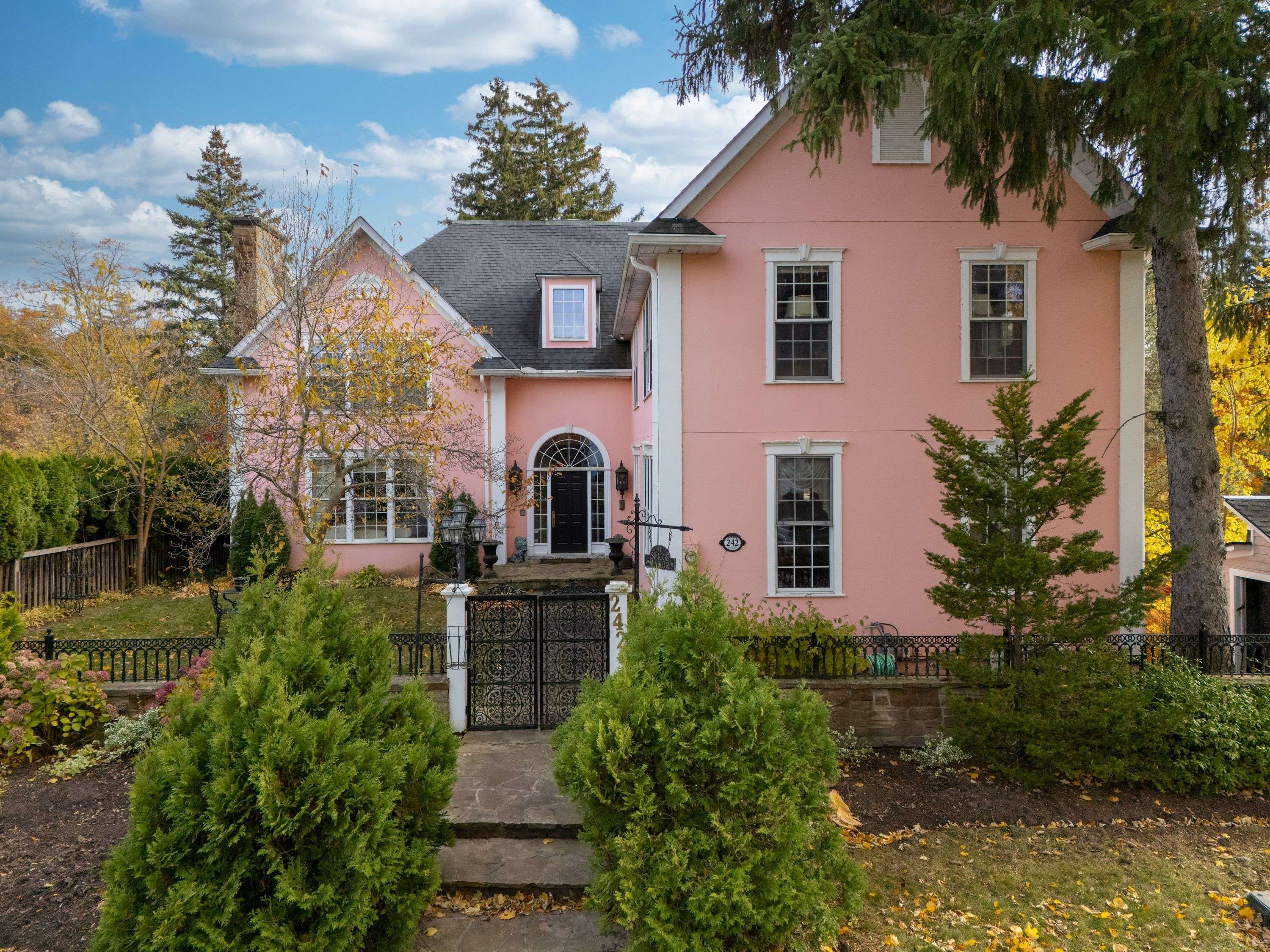 Niagara-on-the-lake, ON L0S 1J0,242 Simcoe ST