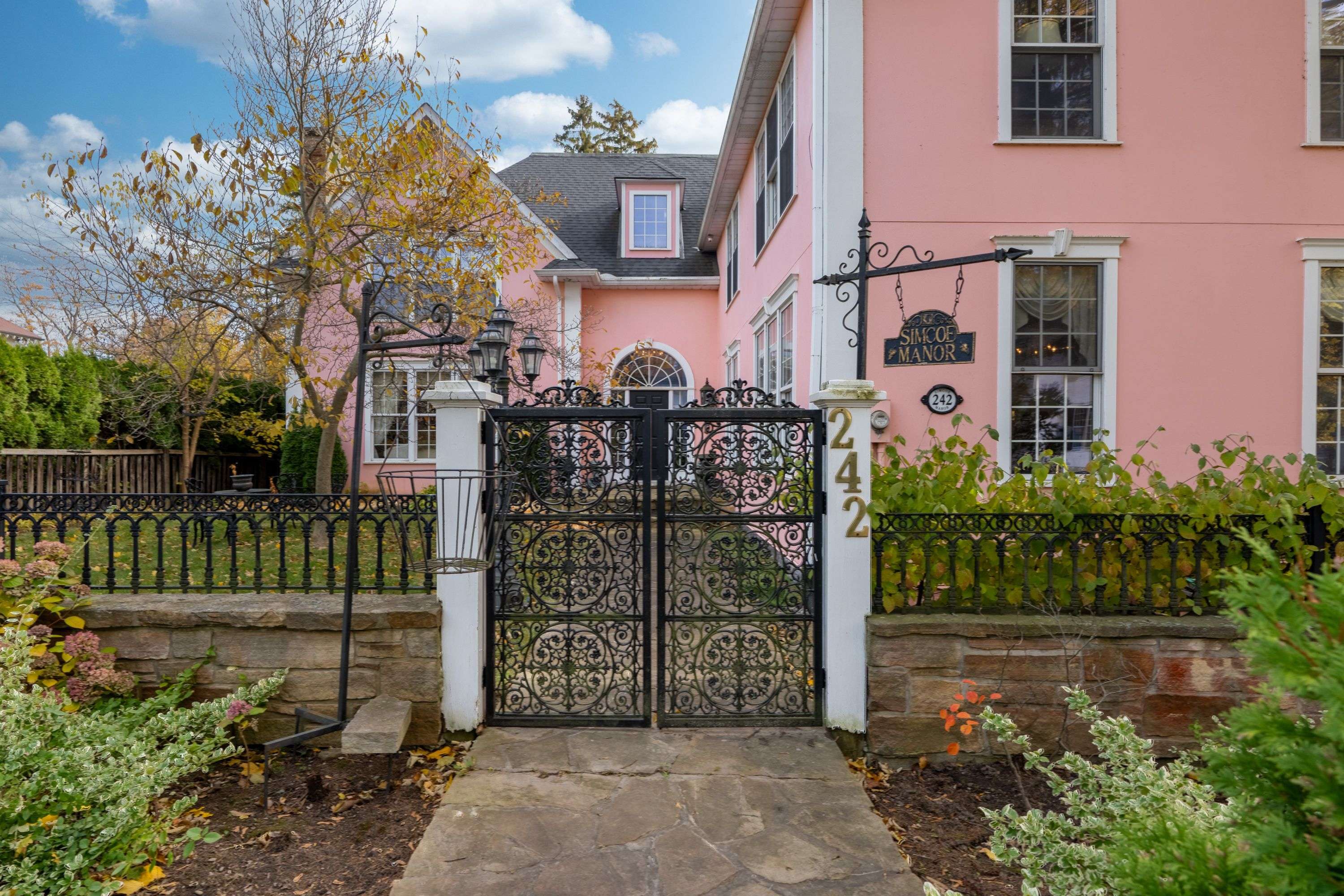 Niagara-on-the-lake, ON L0S 1J0,242 Simcoe ST