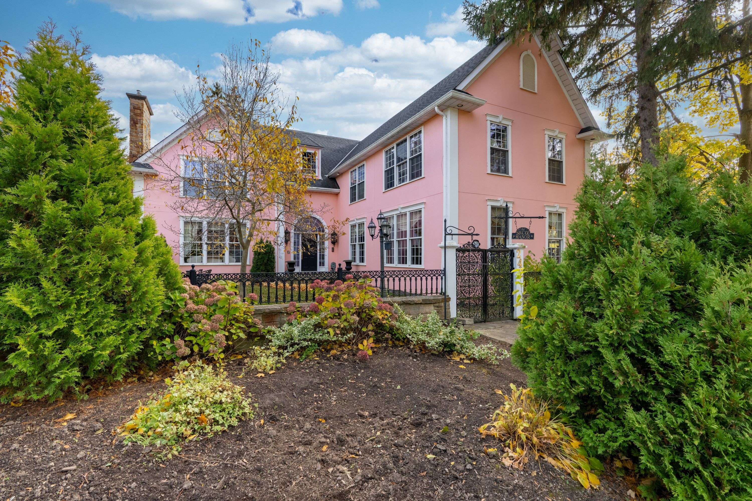 Niagara-on-the-lake, ON L0S 1J0,242 Simcoe ST