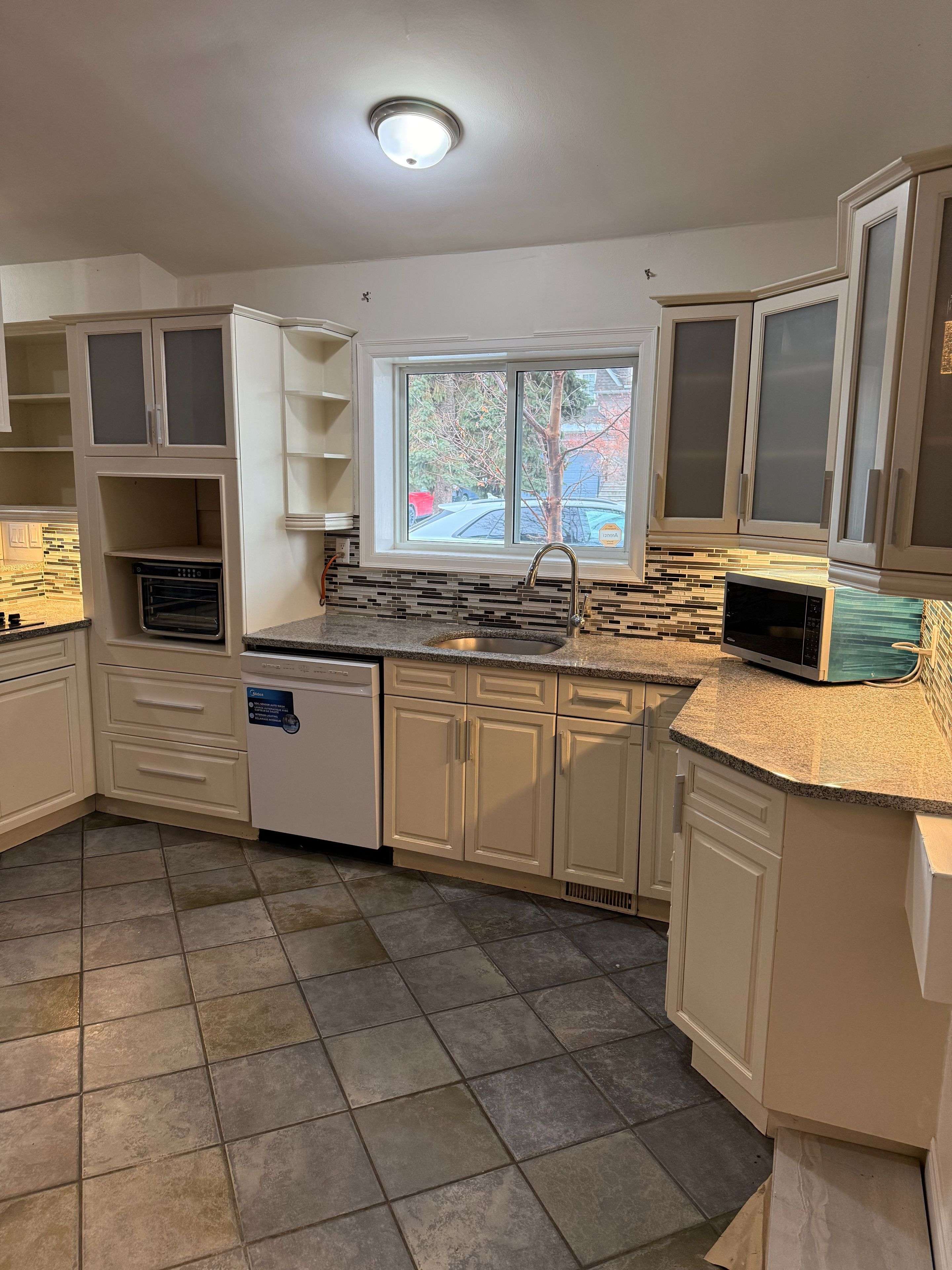 Mississauga, ON L5M 1N8,25 Joseph ST #Upper