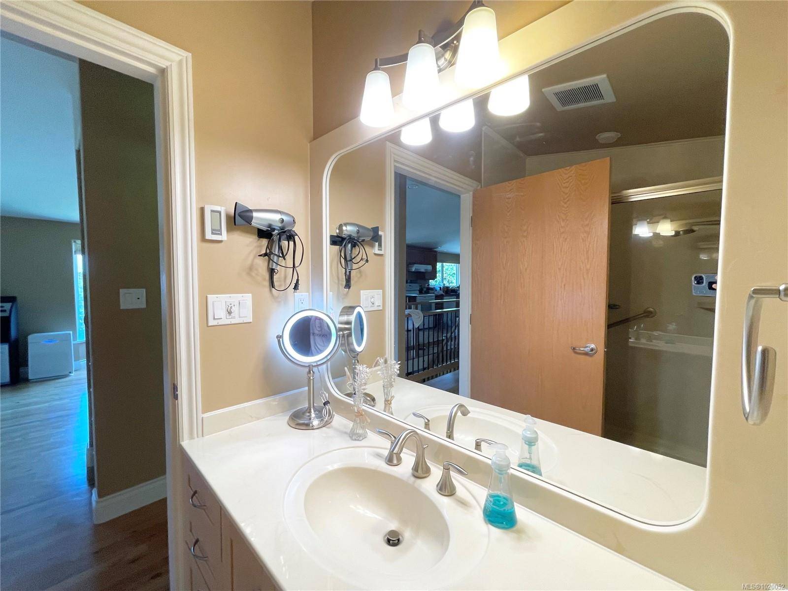 Saanich, BC V8Y 1L4,985 Gloria Pl