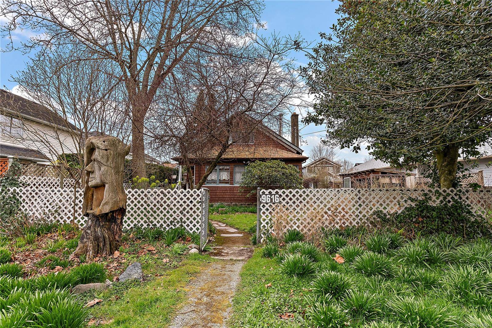 Sidney, BC V8L 2W2,9616 Sixth St