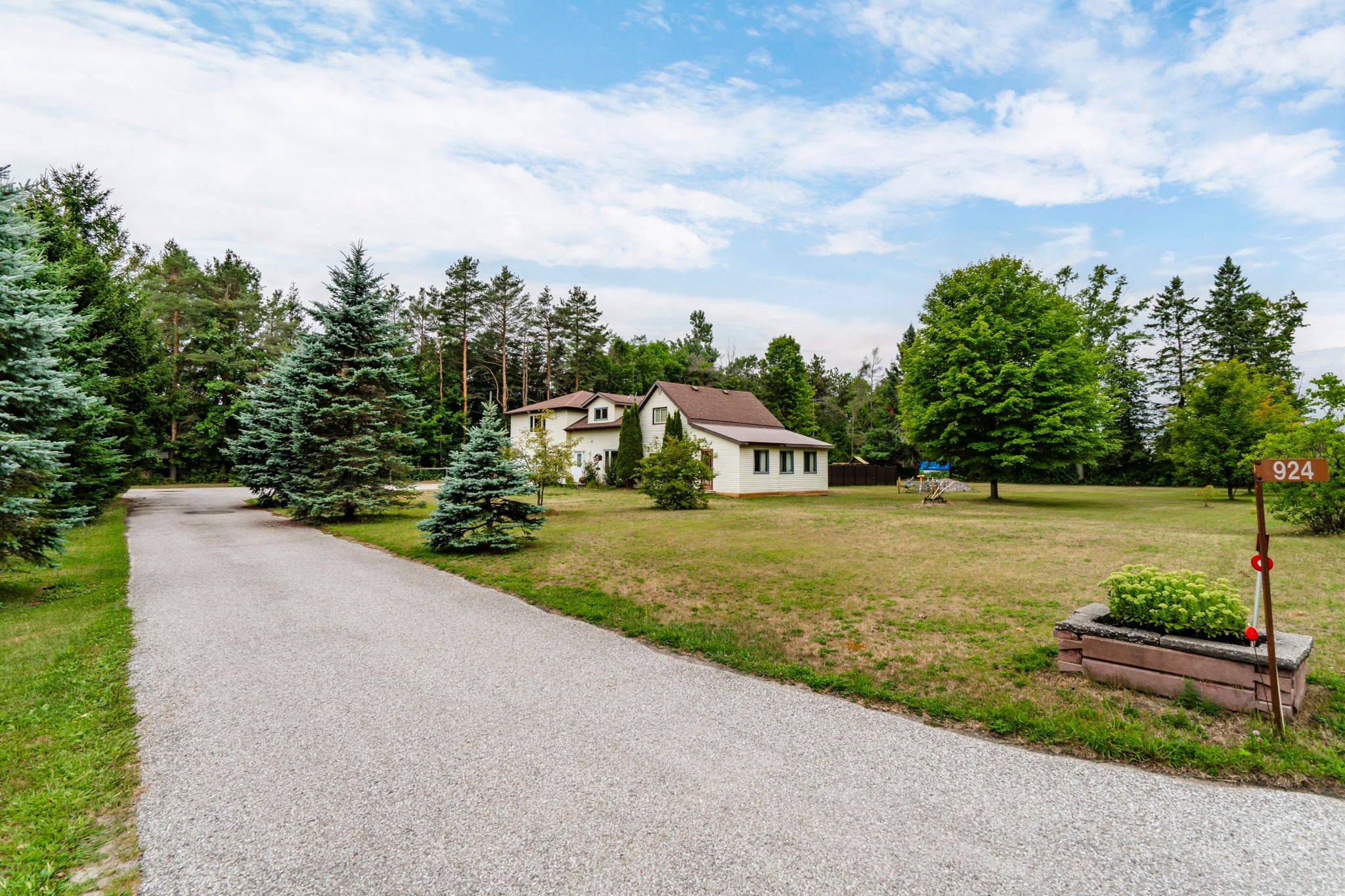 Tiny, ON L0L 2T0,924 6 County RD S