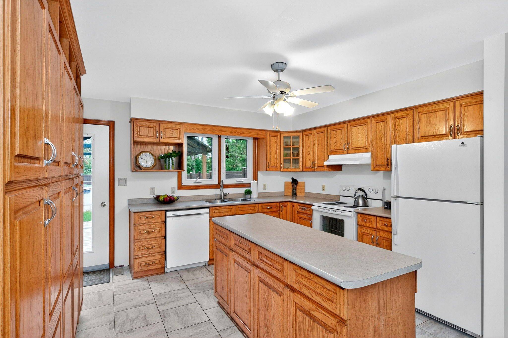 Tiny, ON L0L 2T0,924 6 County RD S