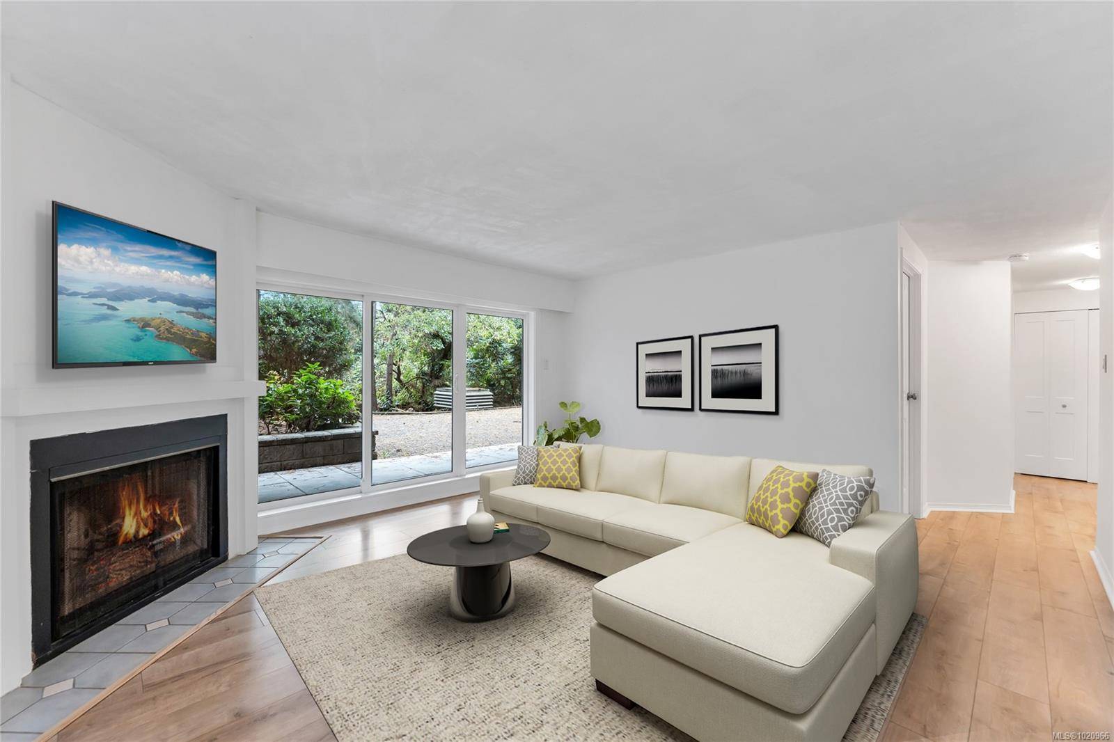 Saanich, BC V8X 4W9,3277 Quadra St #105