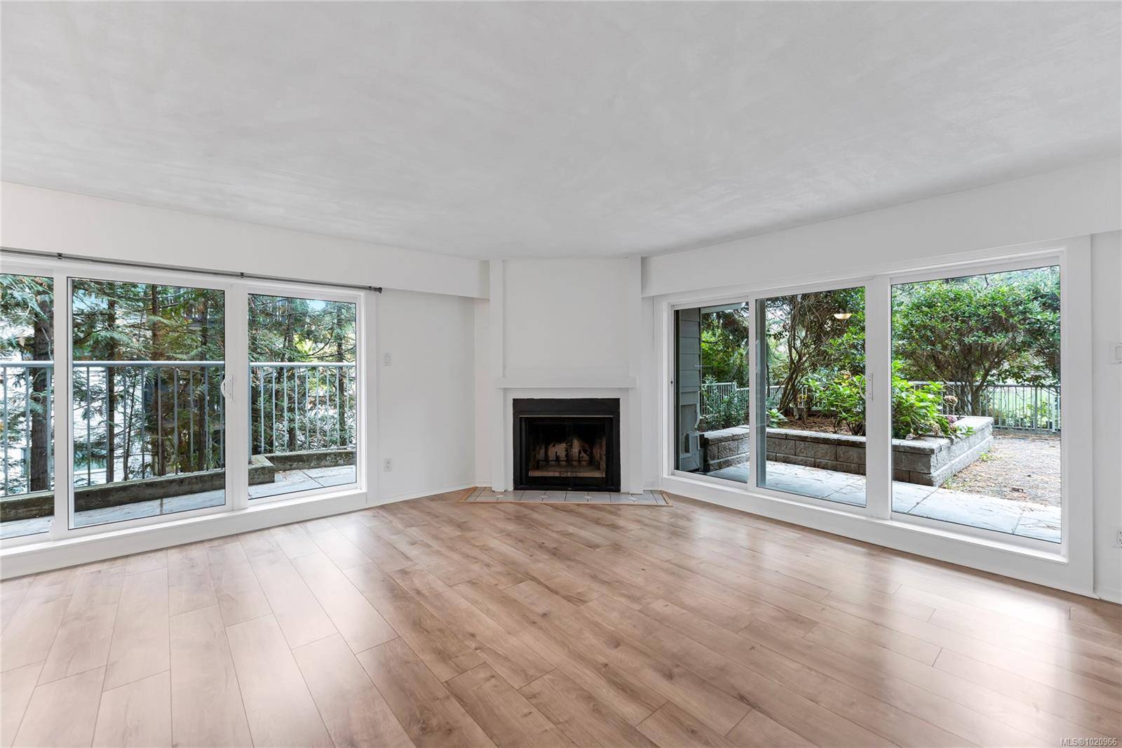 Saanich, BC V8X 4W9,3277 Quadra St #105