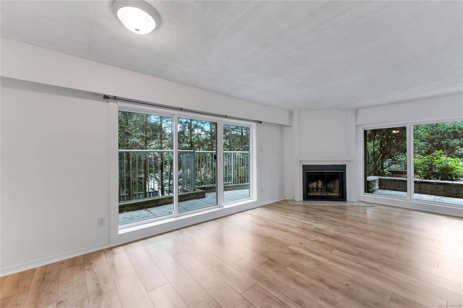 Saanich, BC V8X 4W9,3277 Quadra St #105