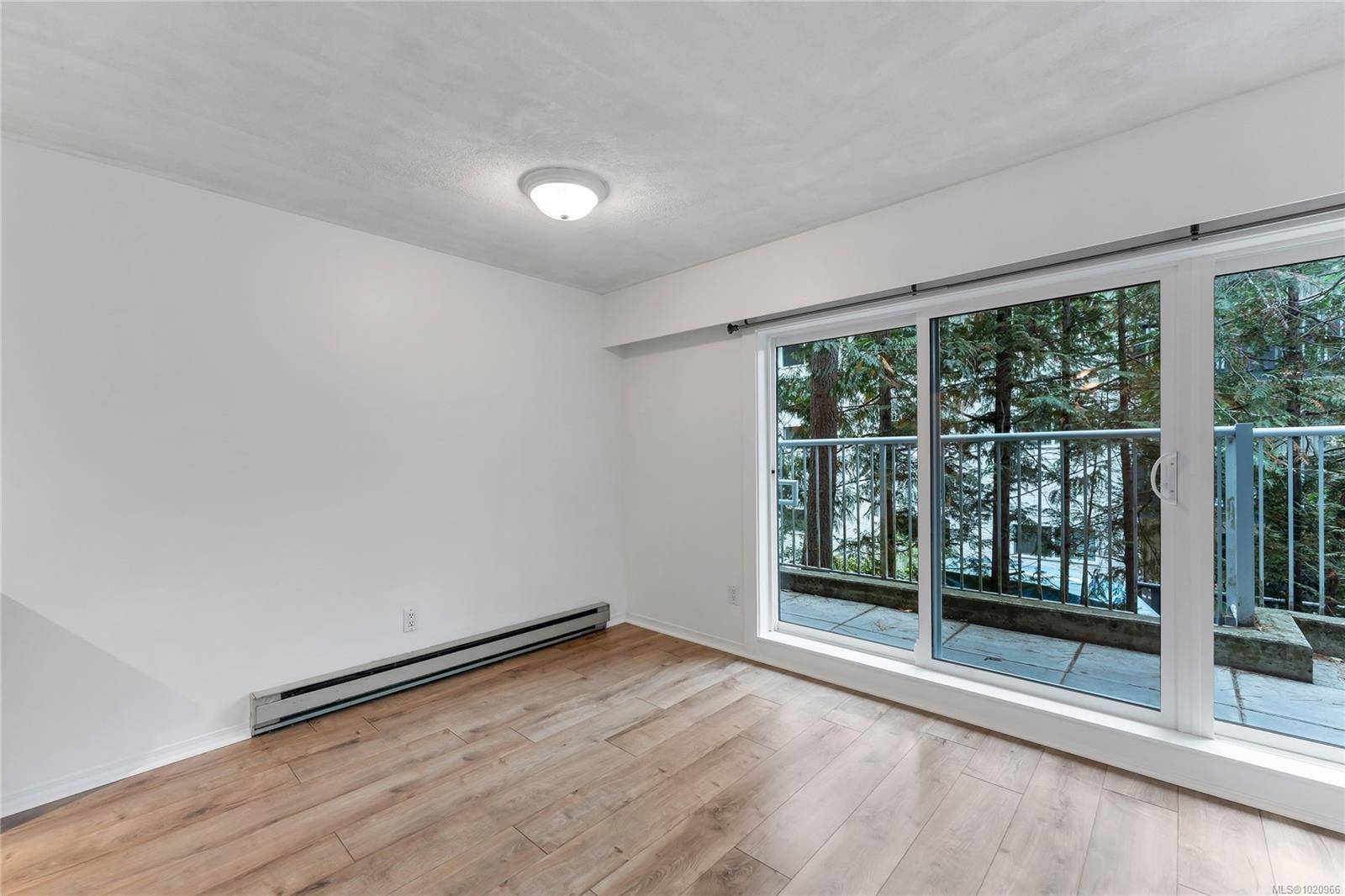 Saanich, BC V8X 4W9,3277 Quadra St #105