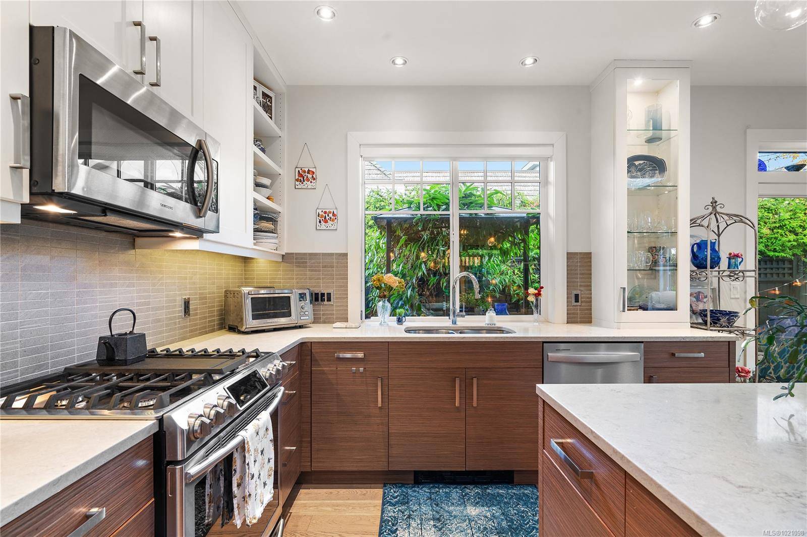 Sidney, BC V8W 0A7,2340 Oakville Ave #4