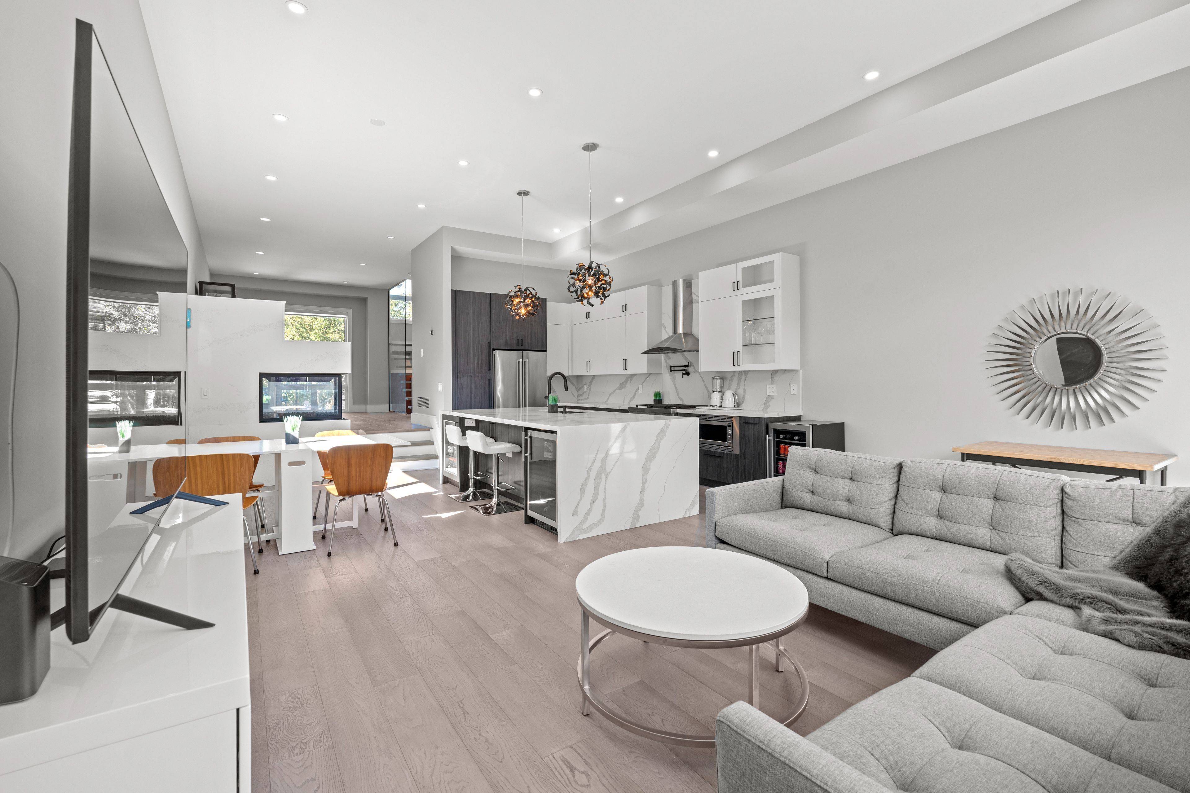 Toronto W06, ON M8W 2M2,425B Valermo DR