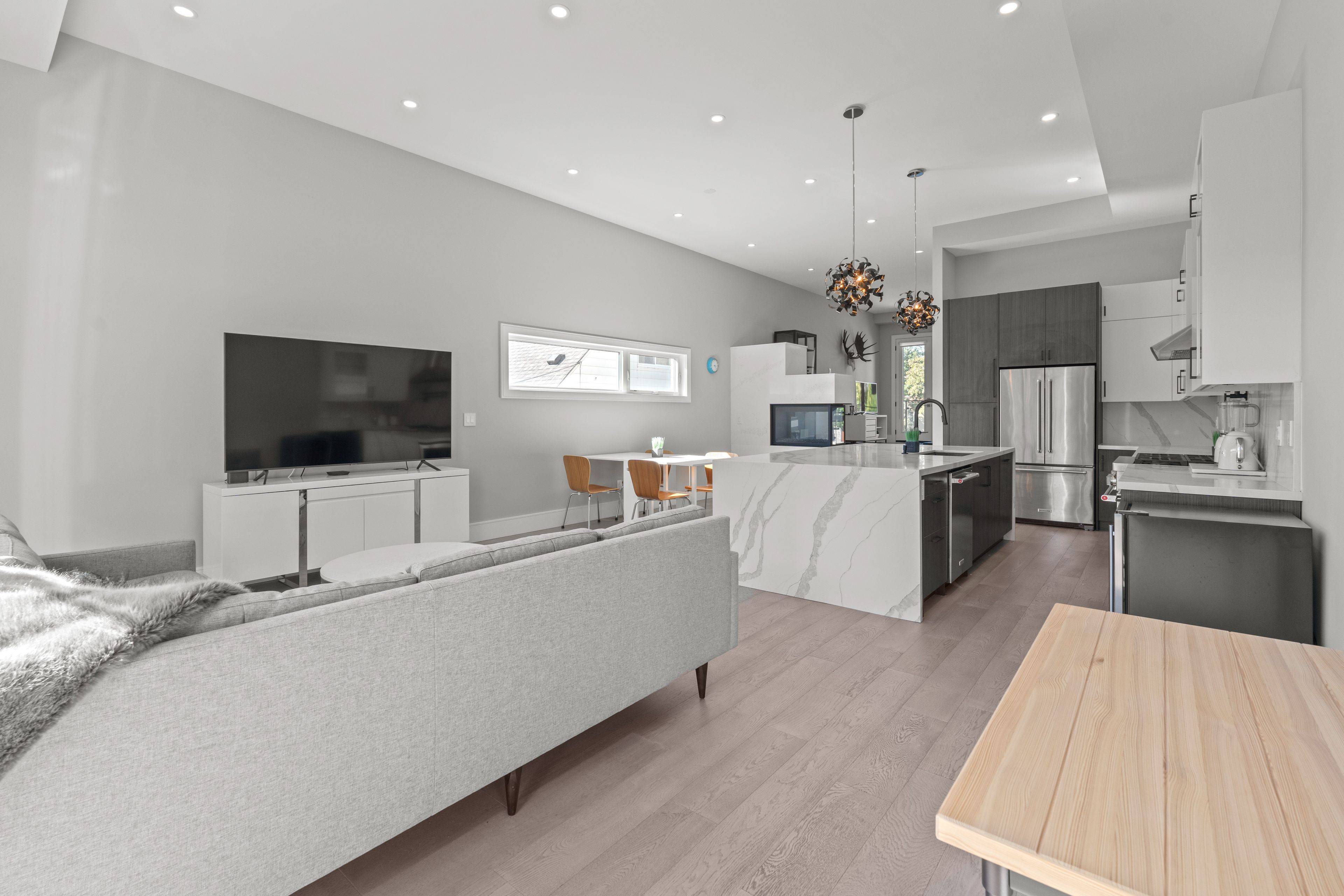 Toronto W06, ON M8W 2M2,425B Valermo DR