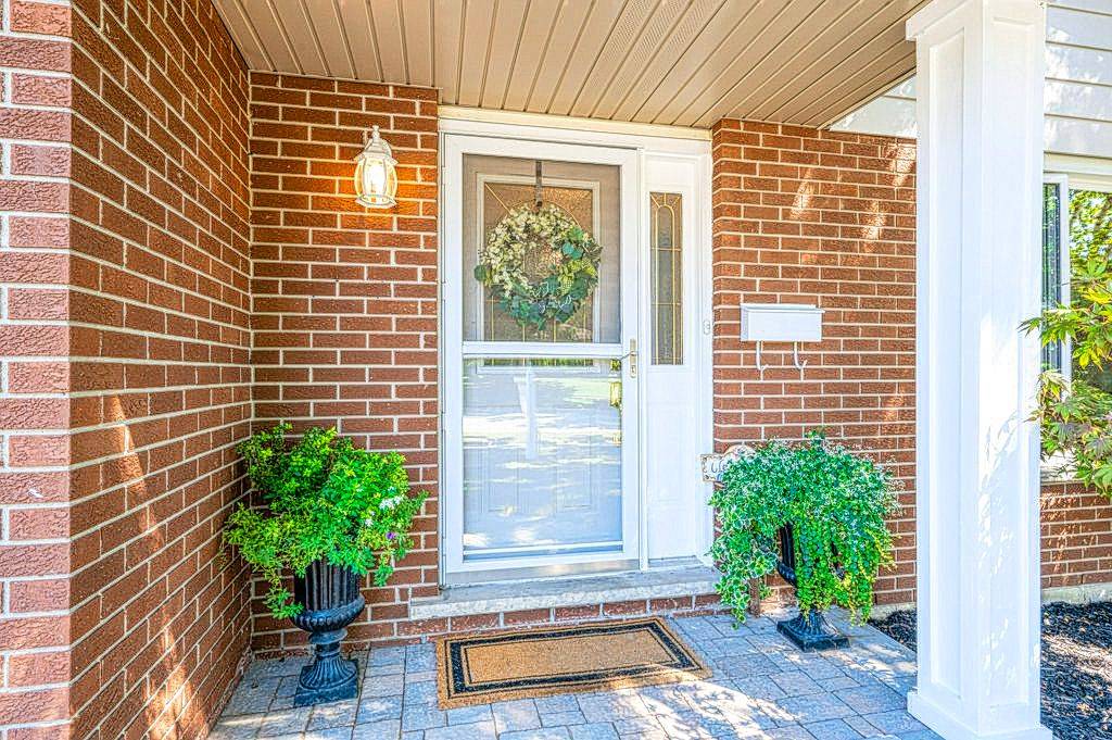 Kitchener, ON N2E 2A6,60 Sandsprings CRES #UPPER