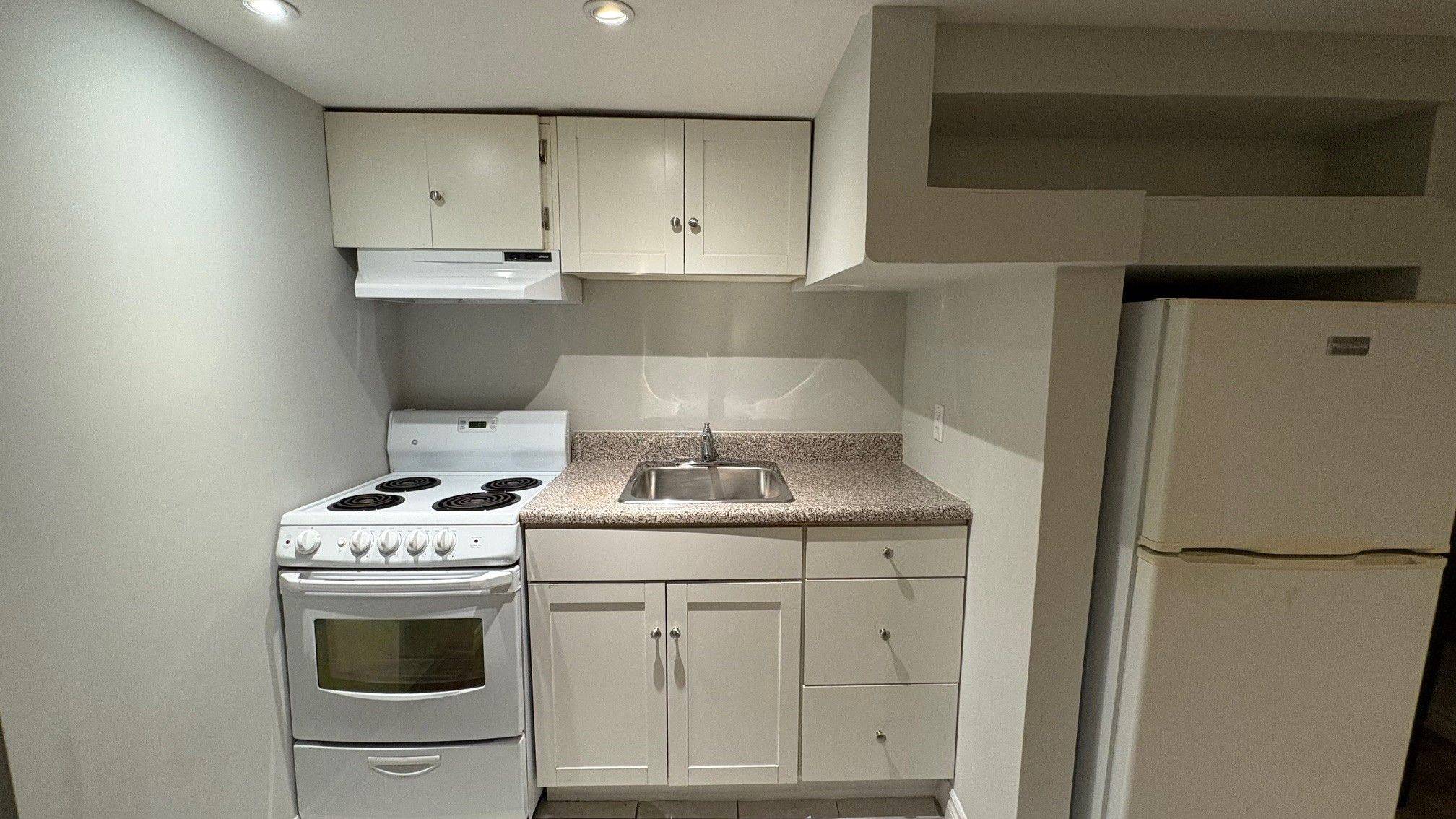 Toronto C02, ON M4V 1E8,8 Poplar Plains CRES #B