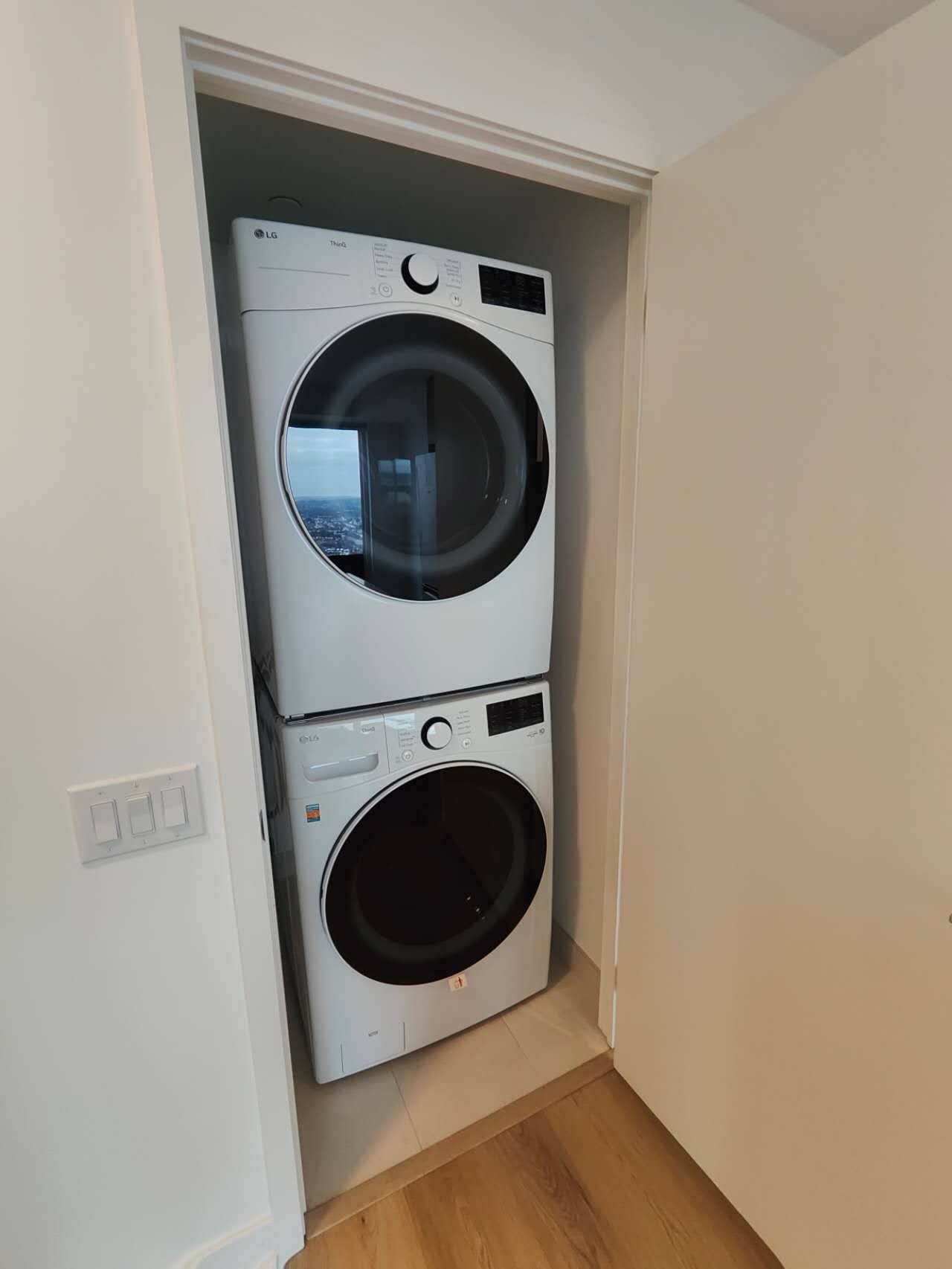 Mississauga, ON L5B 0P6,395 SQUARE ONE DR #2809