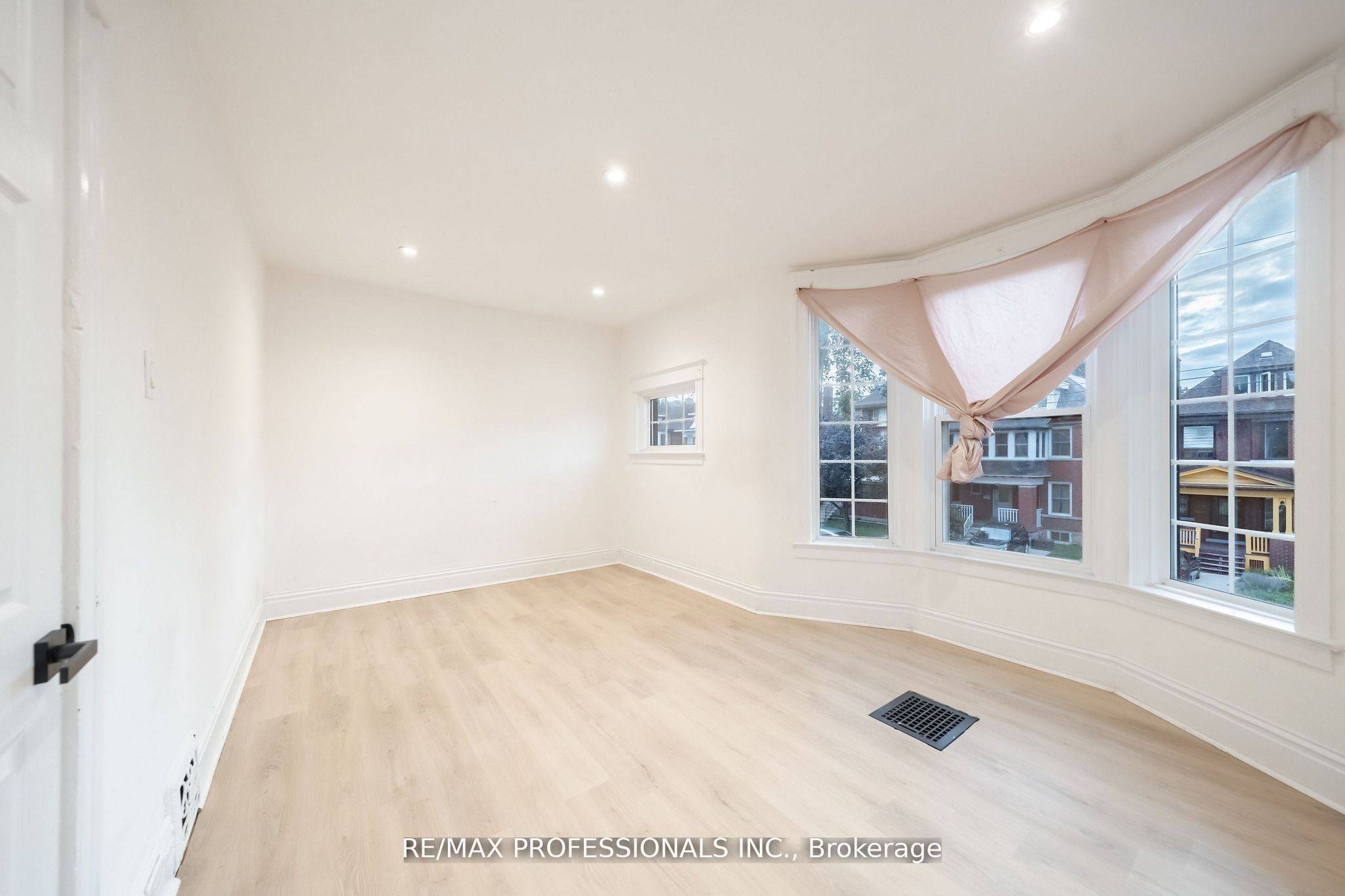 Hamilton, ON L8M 3B4,129 Balsam AVE S #UPPER