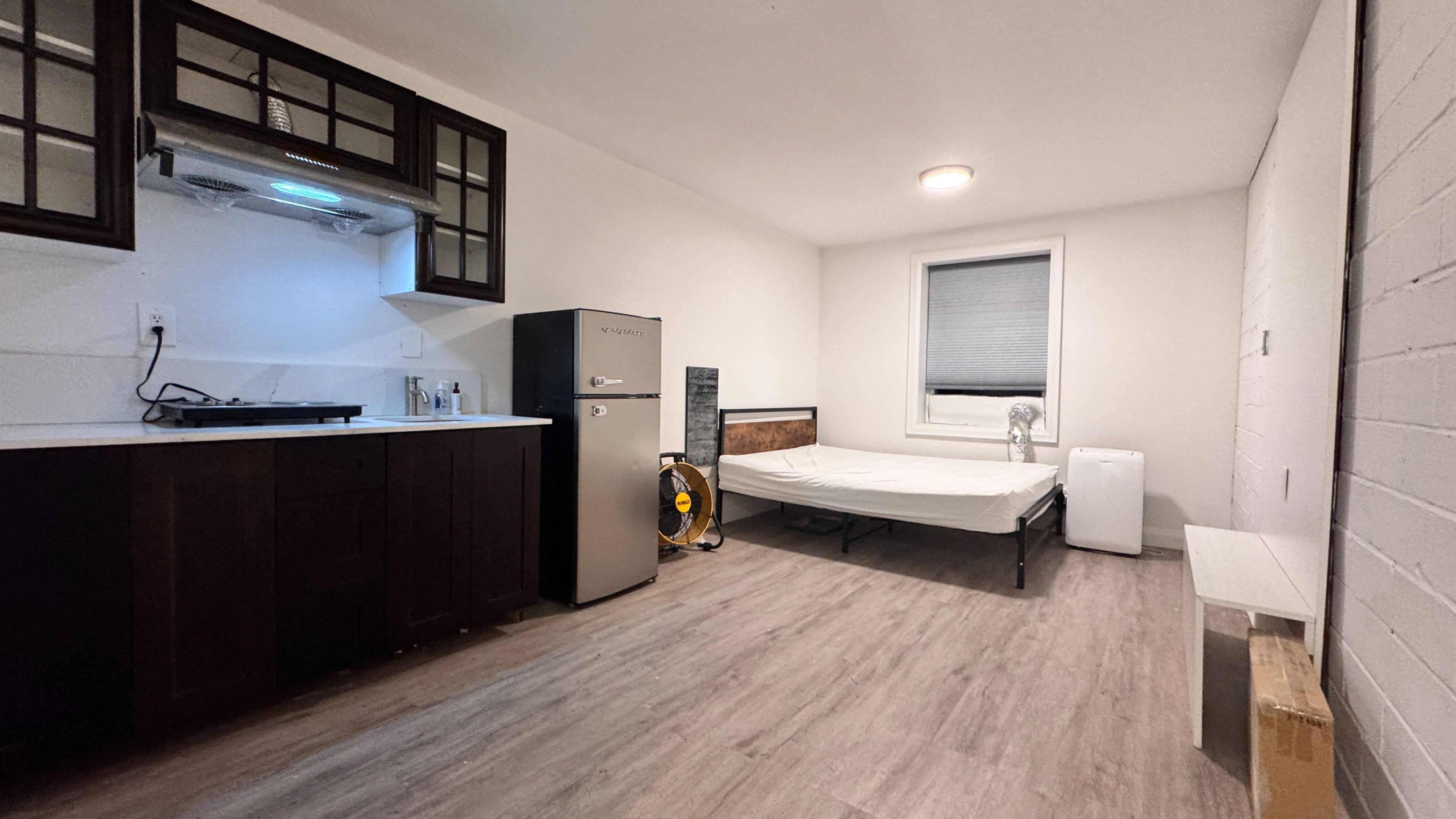 Niagara Falls, ON L2G 3X6,5745 Stanley AVE #Side bachelor