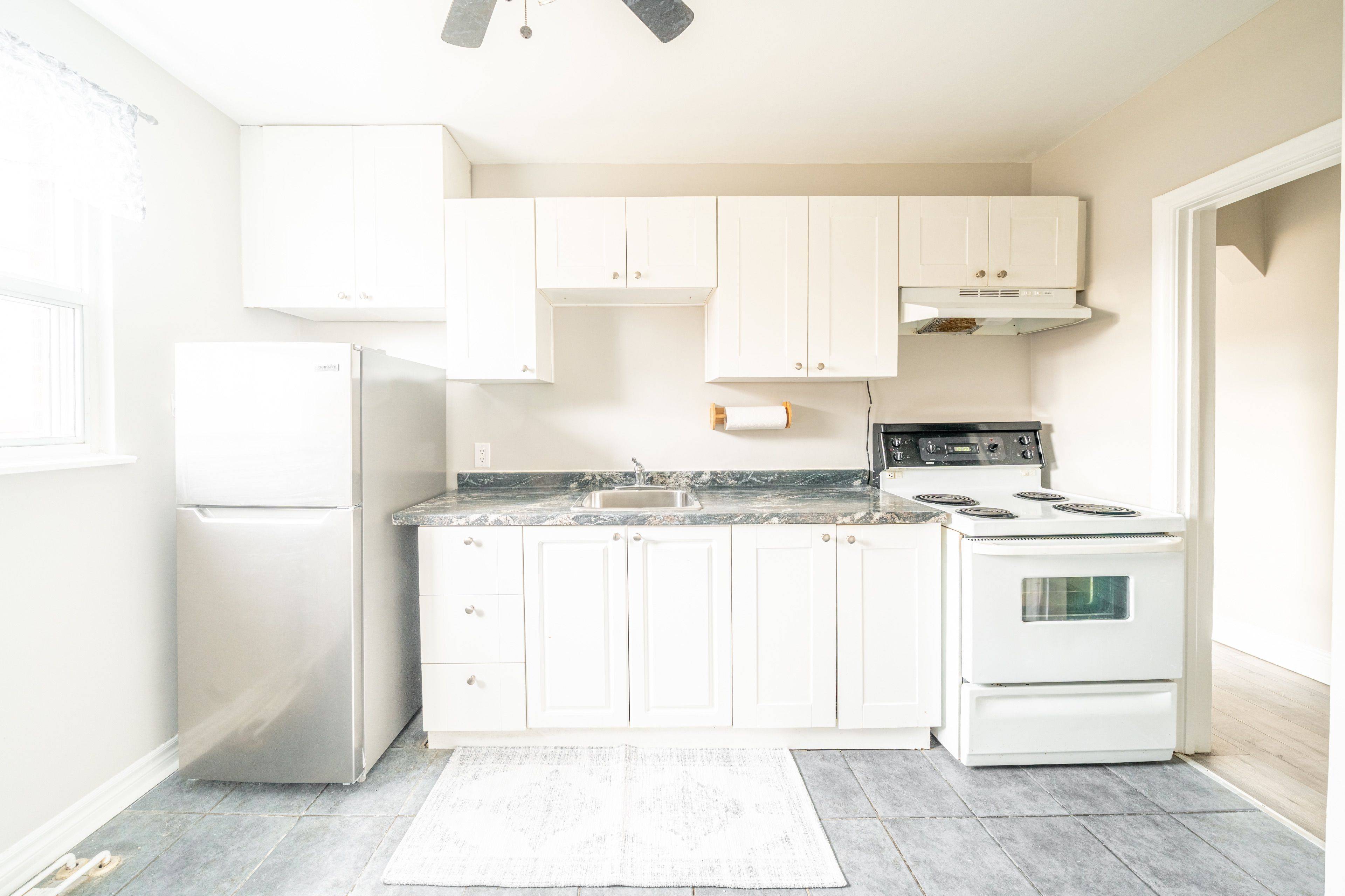 Mississauga, ON L5H 1H3,352 Lakeshore RD W #9