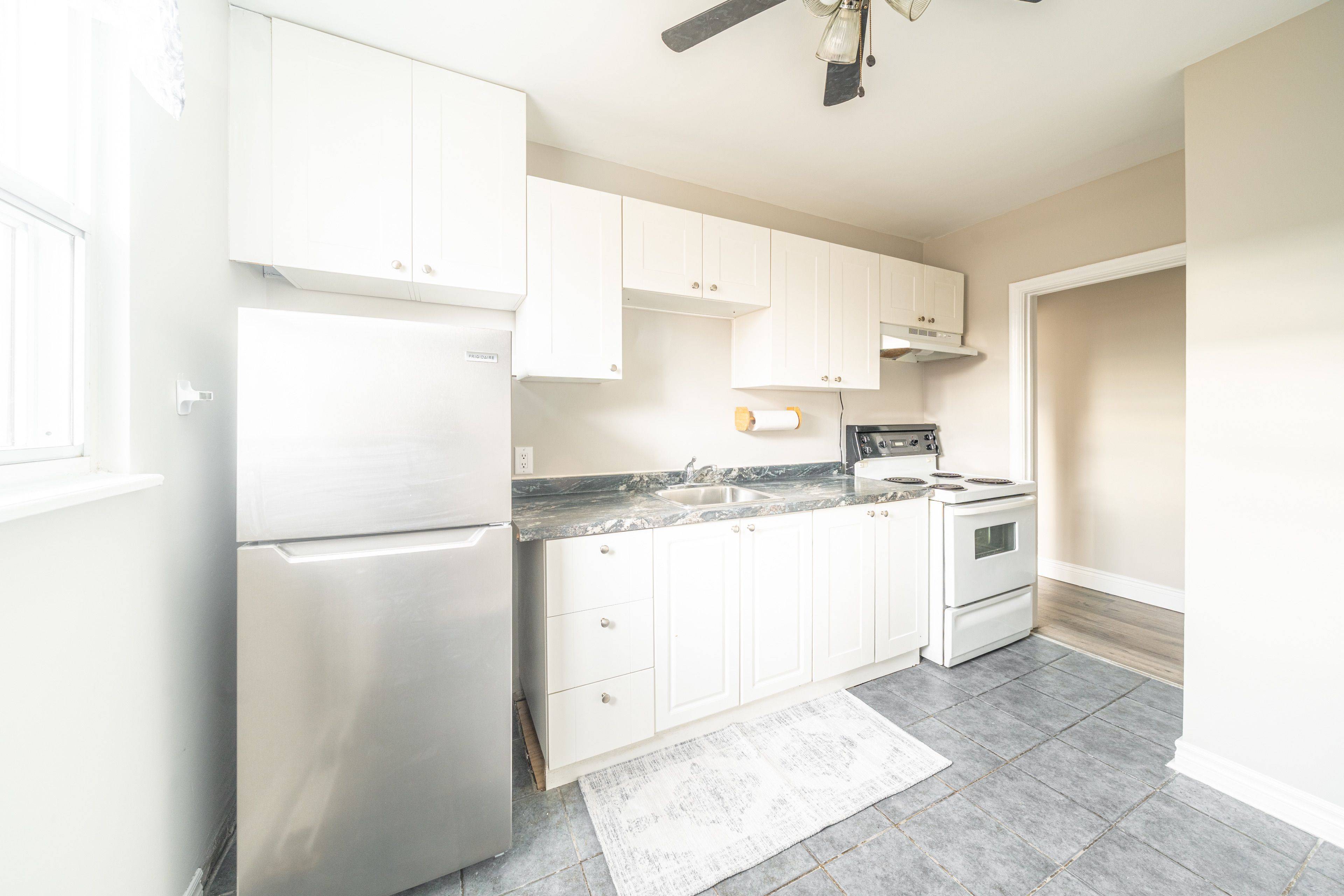 Mississauga, ON L5H 1H3,352 Lakeshore RD W #9