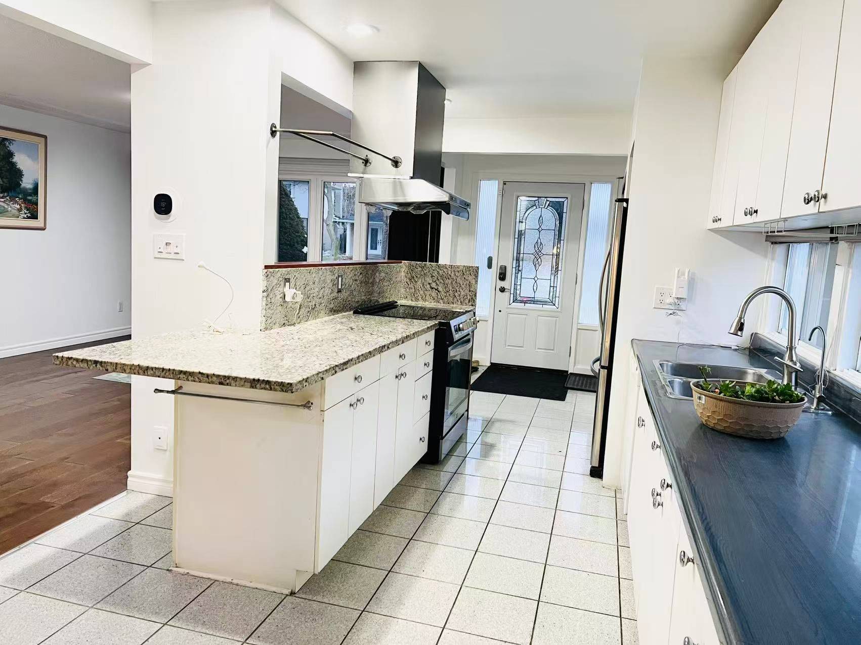 Mississauga, ON L5C 1N9,642 Eaglemount CRES