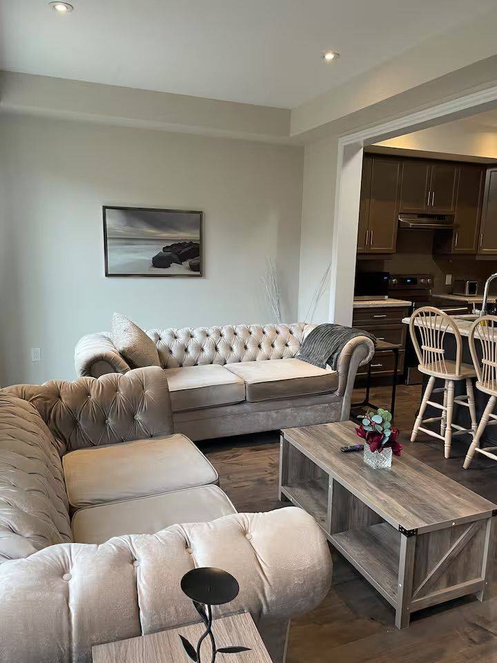 Hamilton, ON L8K 0A4,53 Pelican LN