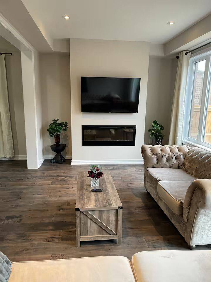 Hamilton, ON L8K 0A4,53 Pelican LN