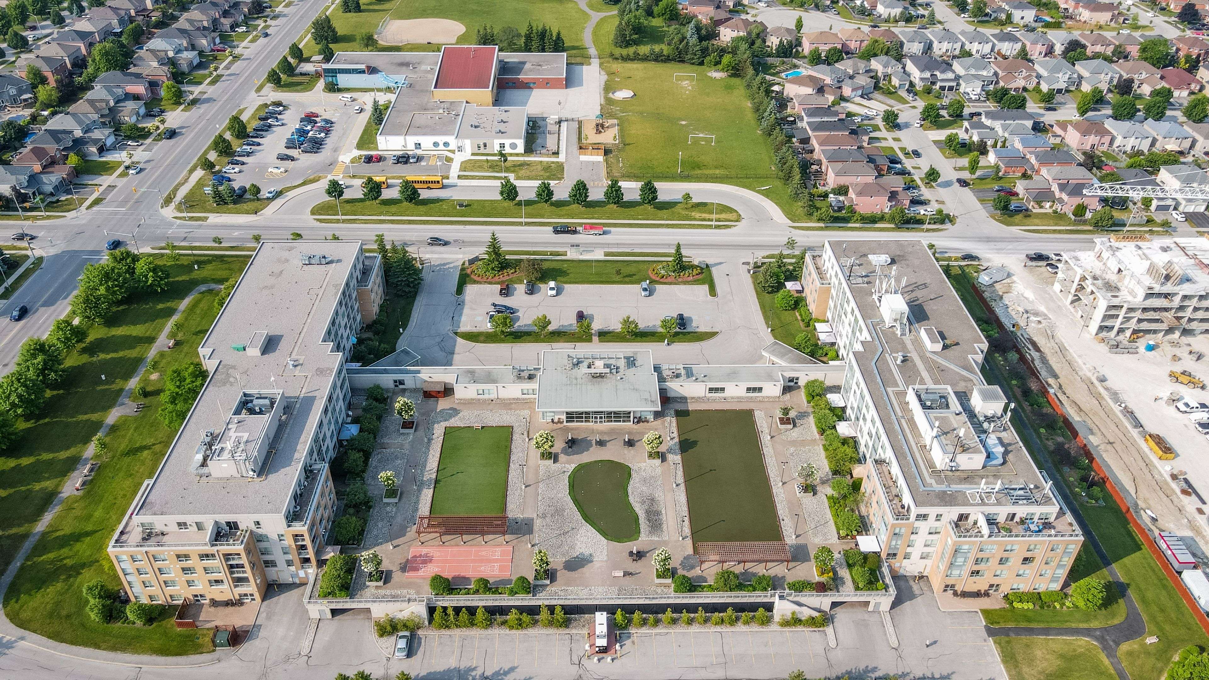 Barrie, ON L4N 0M3,94 Dean AVE #402