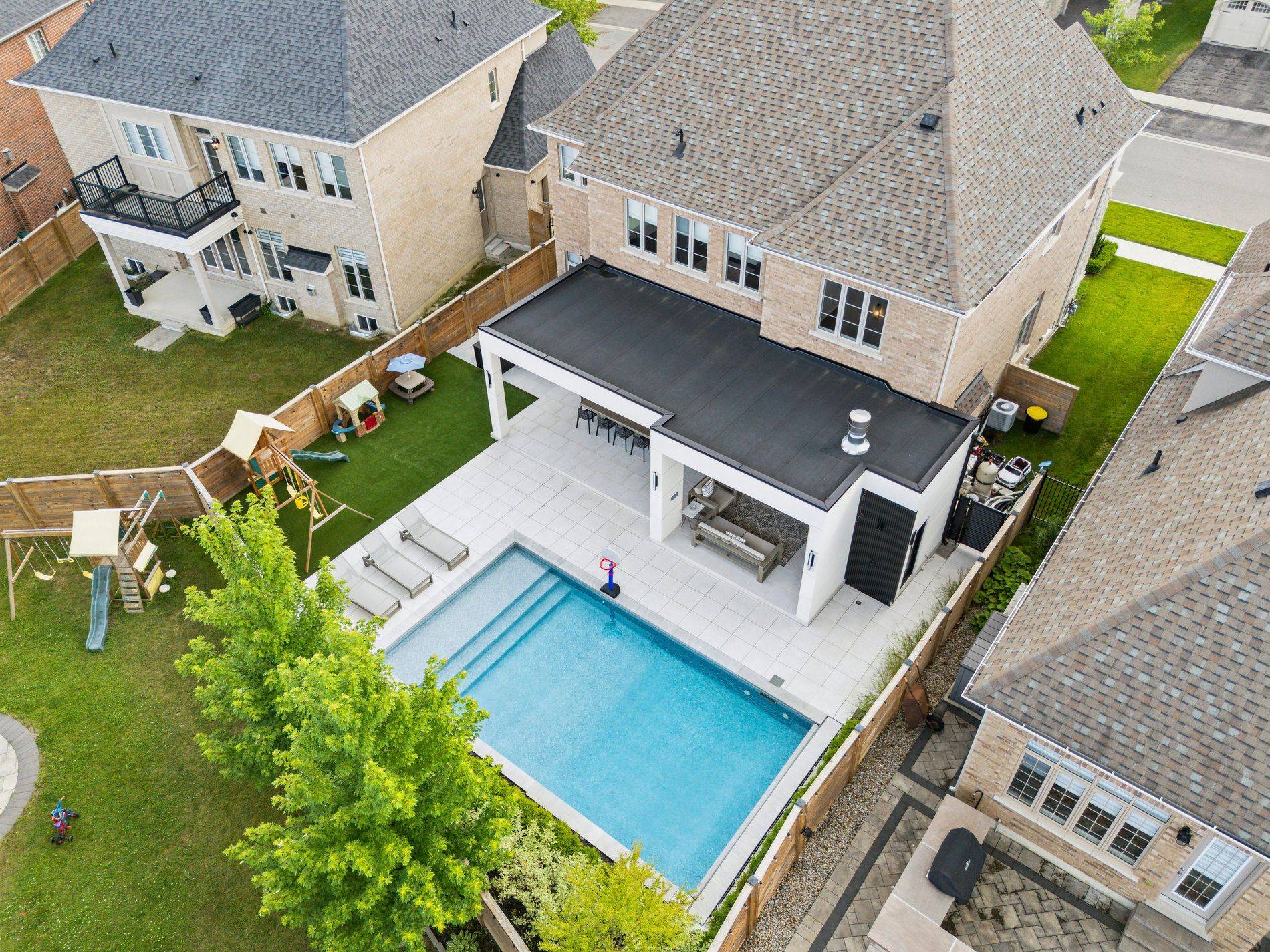 King, ON L7B 0N8,8 Larkin AVE