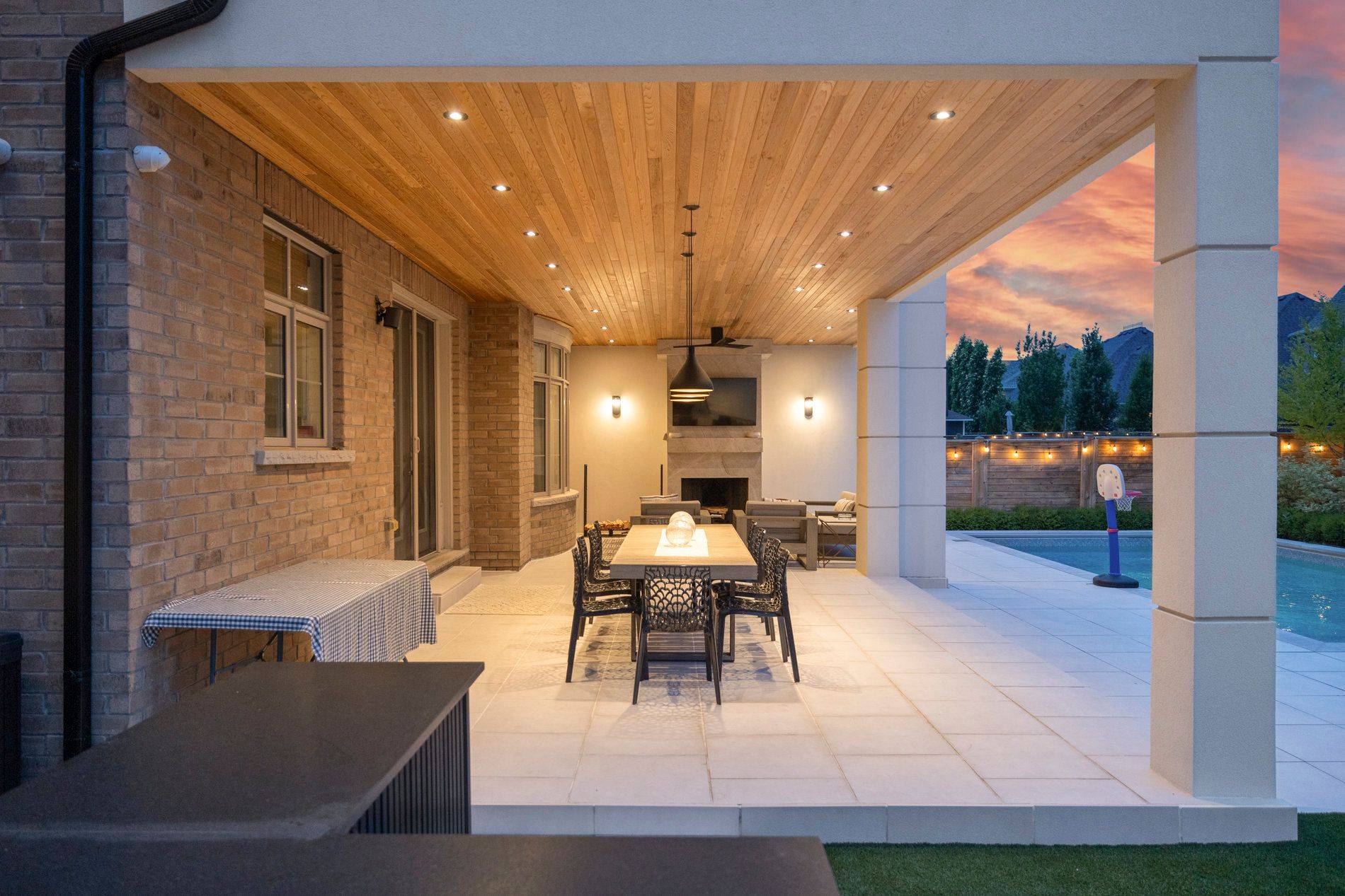 King, ON L7B 0N8,8 Larkin AVE