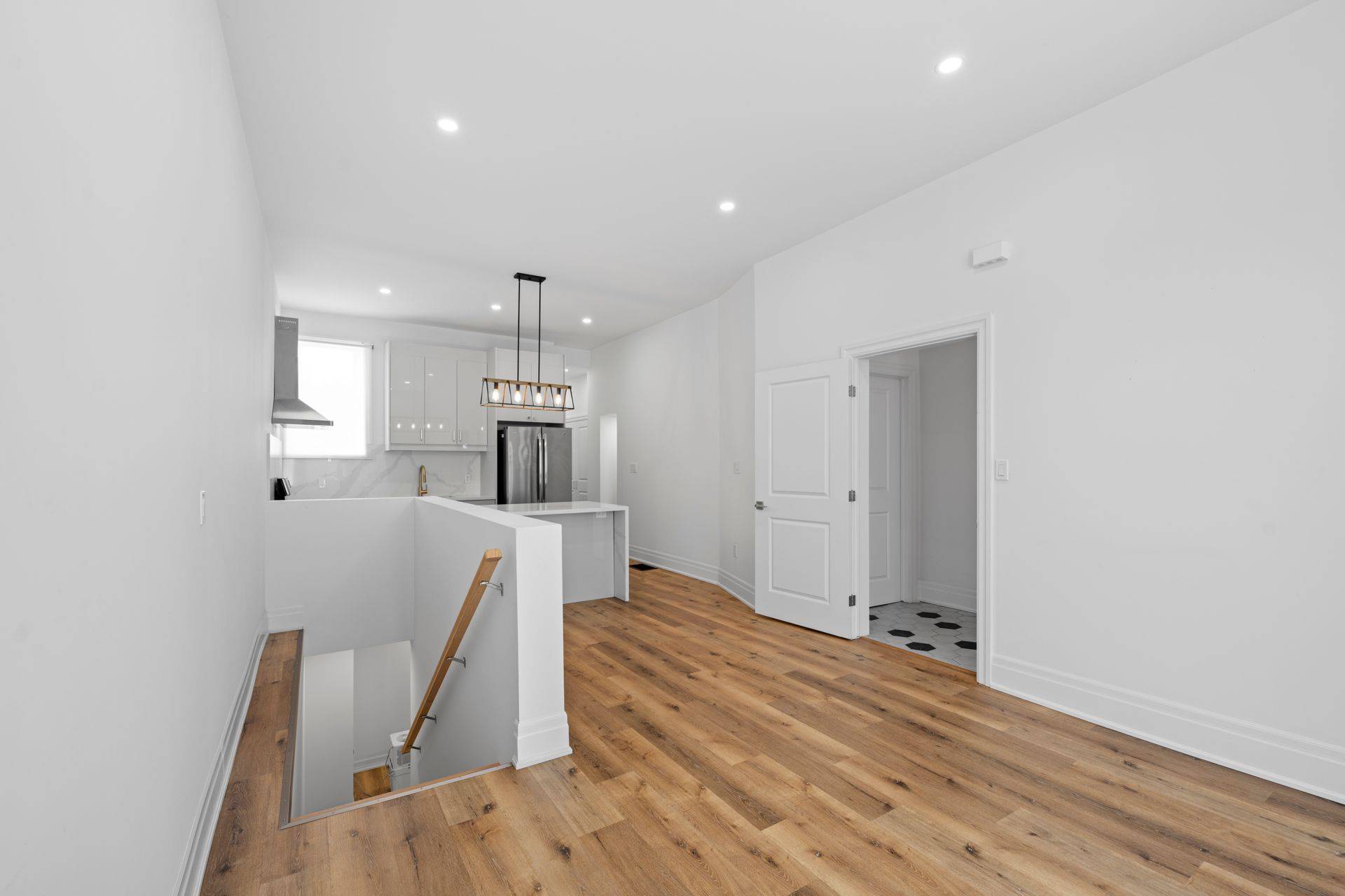 Hamilton, ON L8R 2P5,153 Bay ST N ##A