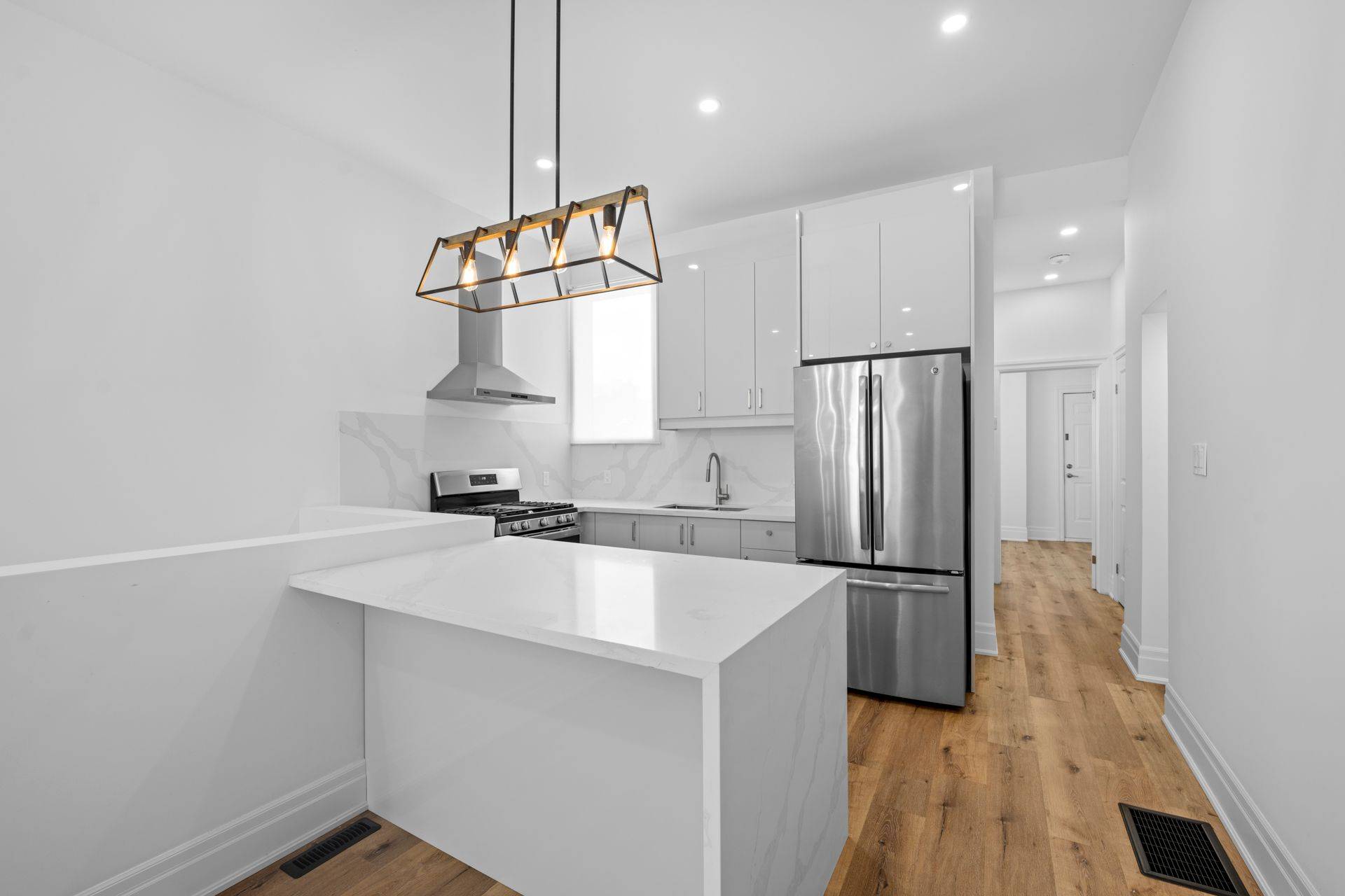 Hamilton, ON L8R 2P5,153 Bay ST N ##A