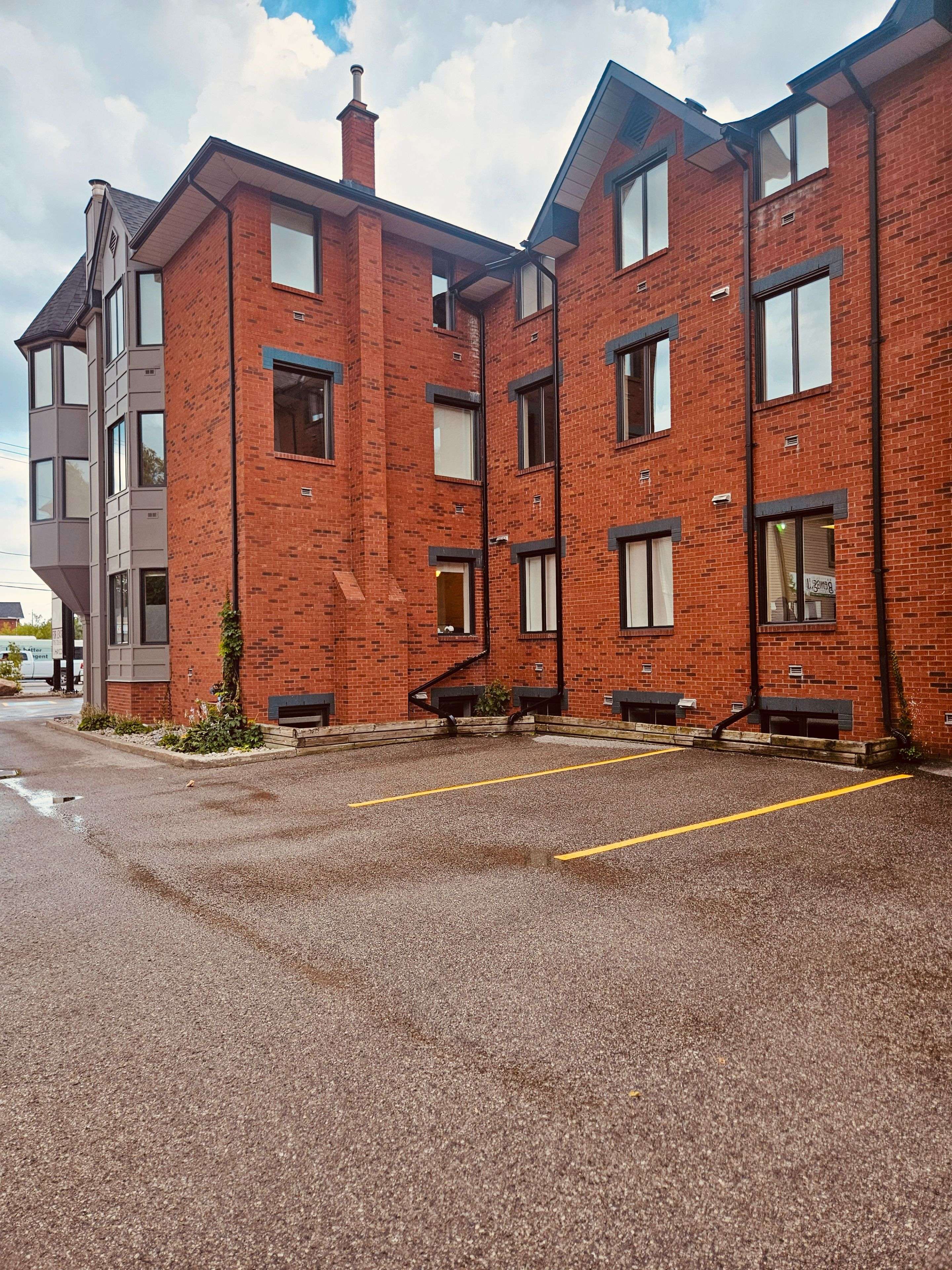 Barrie, ON L4M 3B5,152 Bayfield ST #300