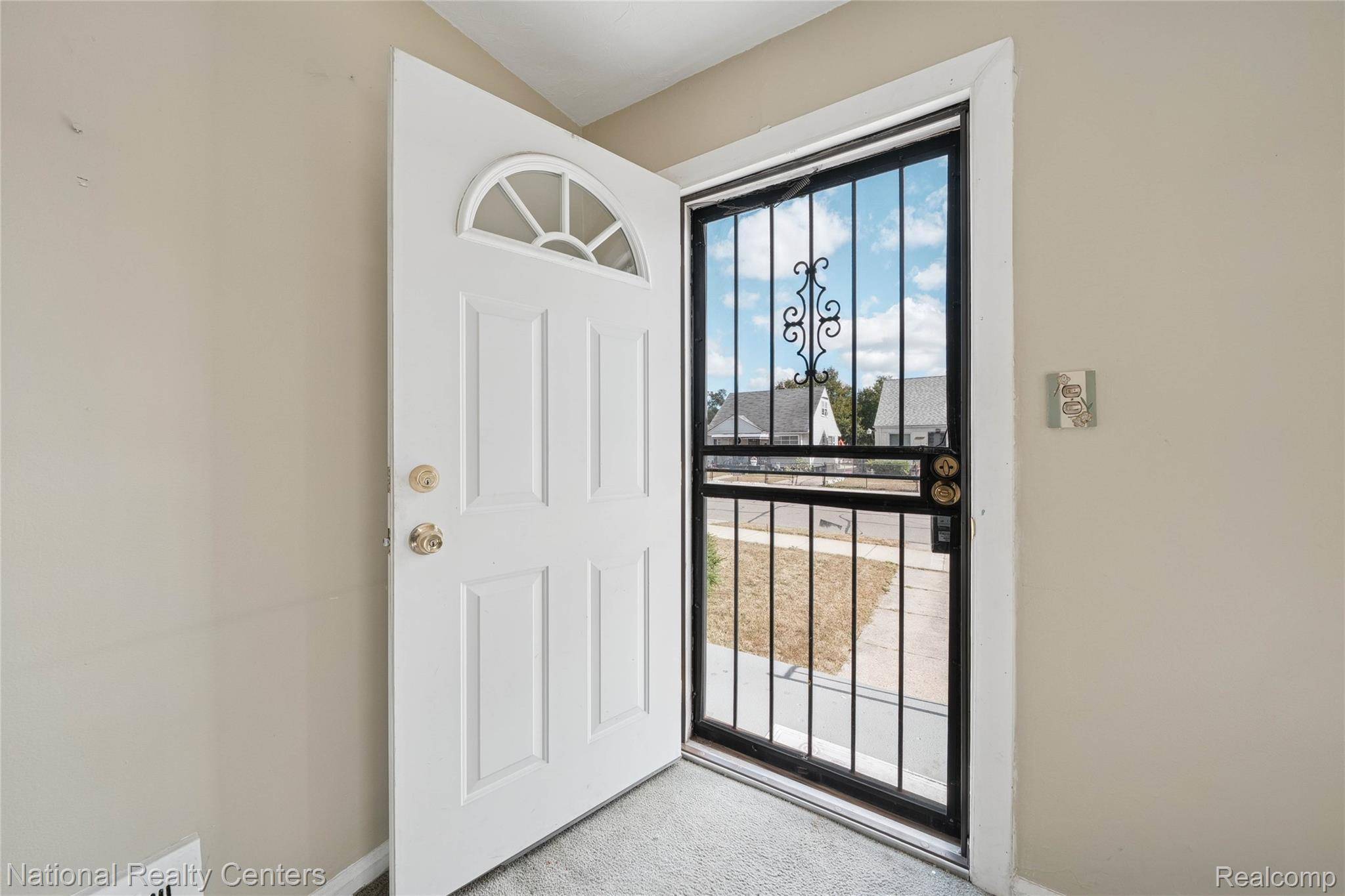 Detroit, MI 48221,20111 Roselawn ST