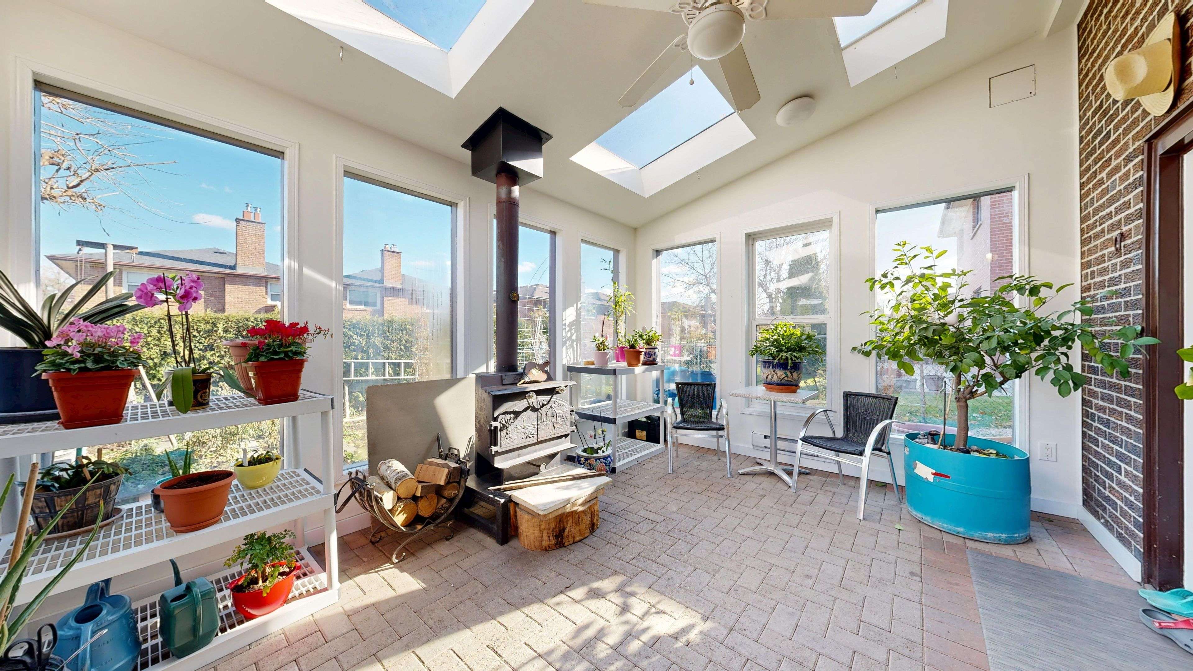 Toronto W05, ON M9L 2L9,87 Aviemore DR