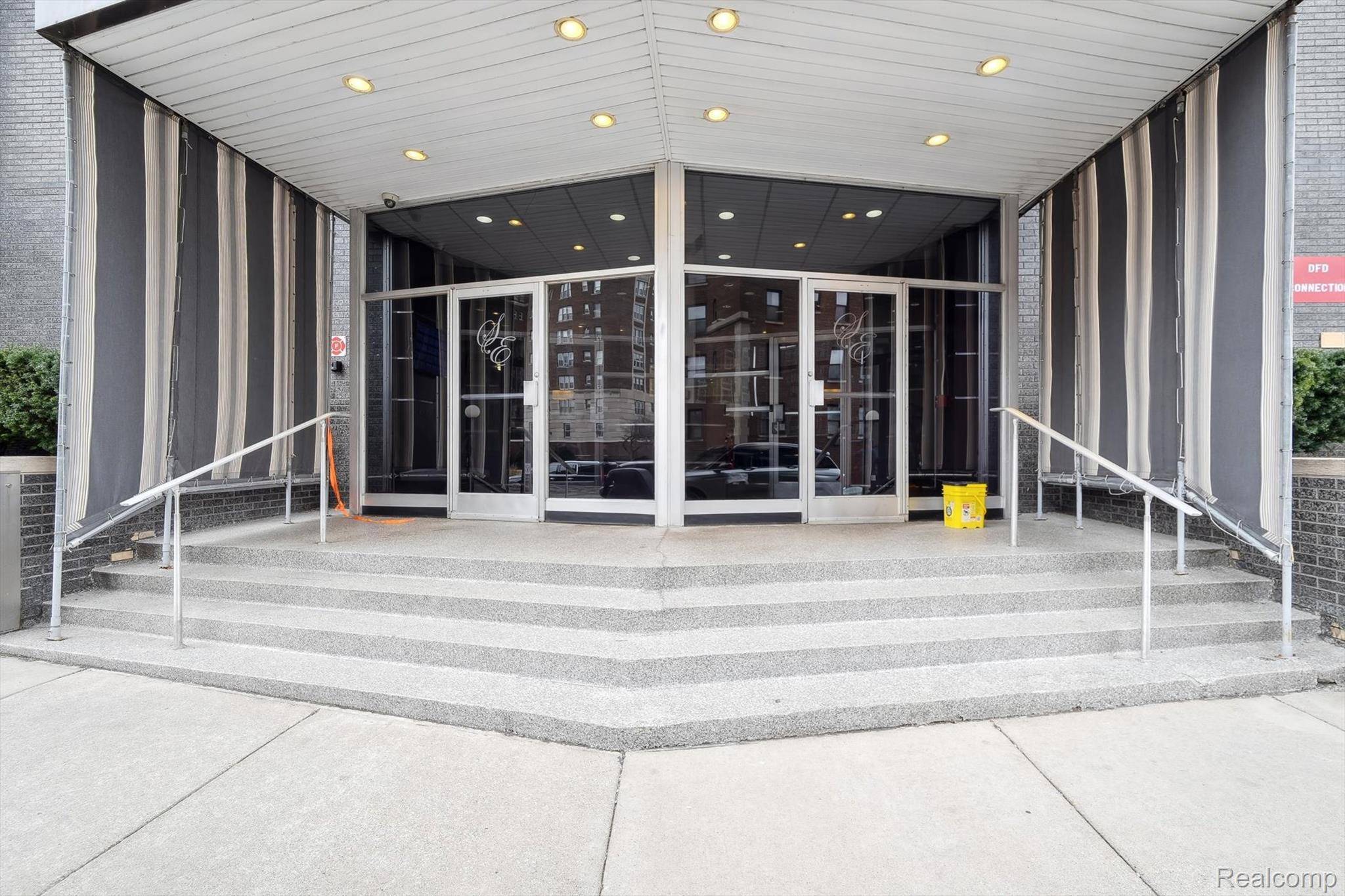 Detroit, MI 48214,8200 E Jefferson ##1202