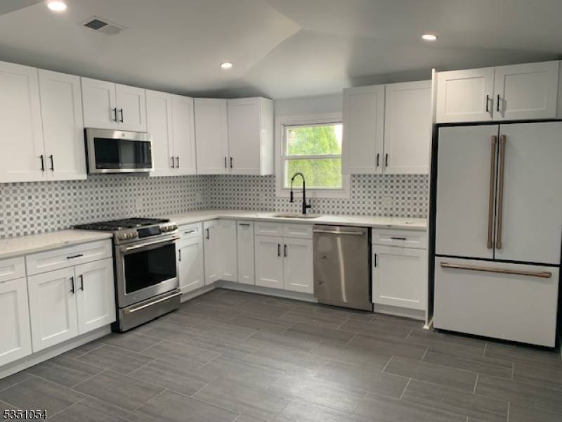 Ridgefield Park Village, NJ 07660,19 Roosevelt Ave