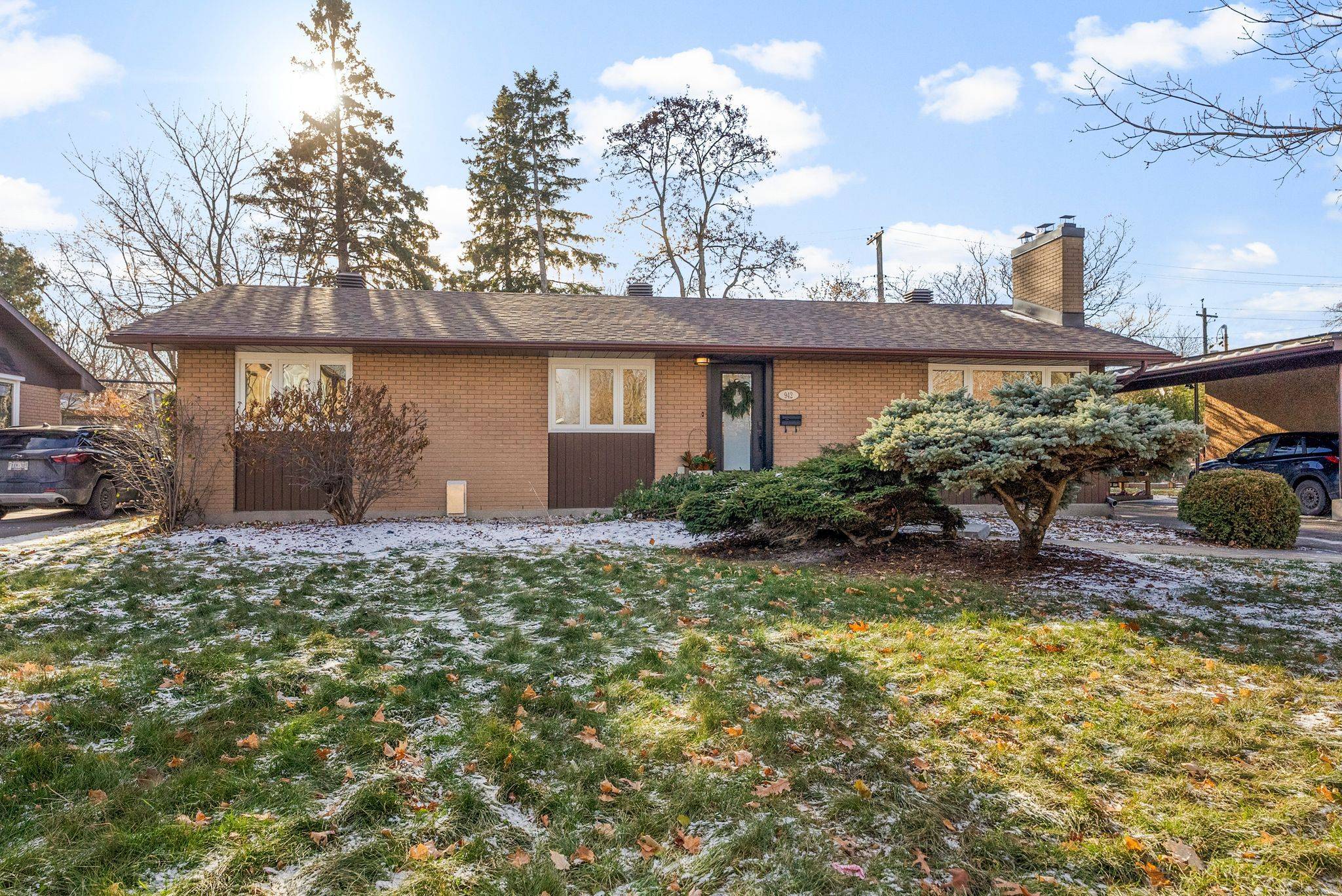 Elmvale Acres And Area, ON K1G 2S9,942 Elsett DR