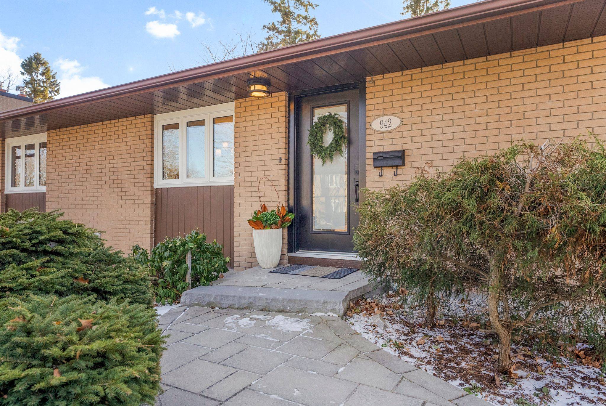 Elmvale Acres And Area, ON K1G 2S9,942 Elsett DR