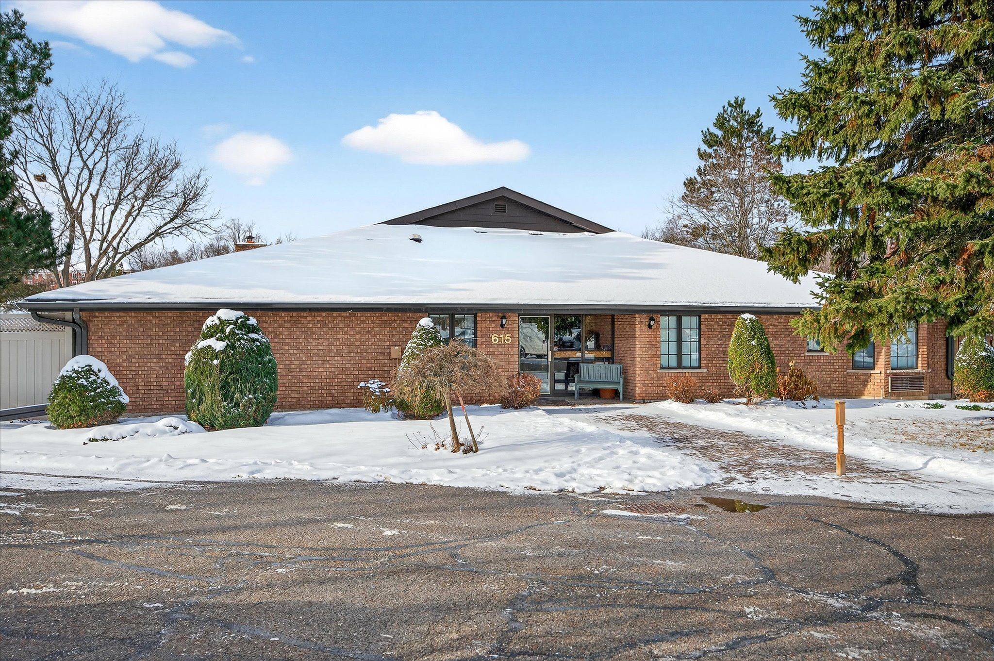 Peterborough, ON K9H 7L5,615 Whitaker ST #8