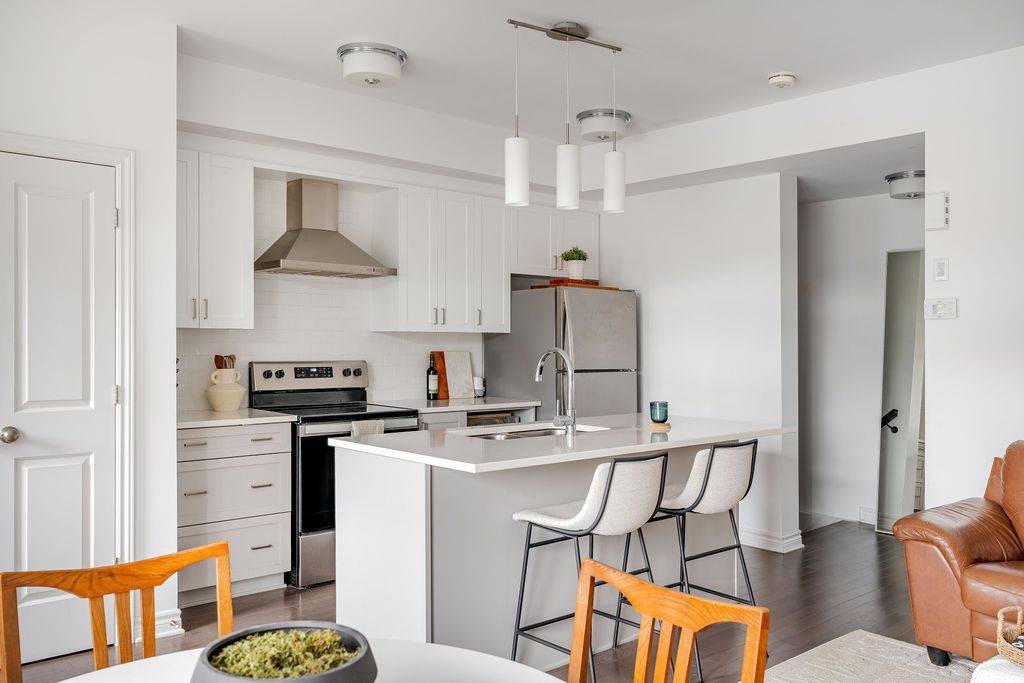 Orleans - Convent Glen And Area, ON K1W 0L7,590 Compass ST #23