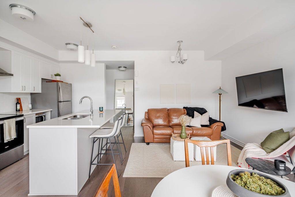 Orleans - Convent Glen And Area, ON K1W 0L7,590 Compass ST #23