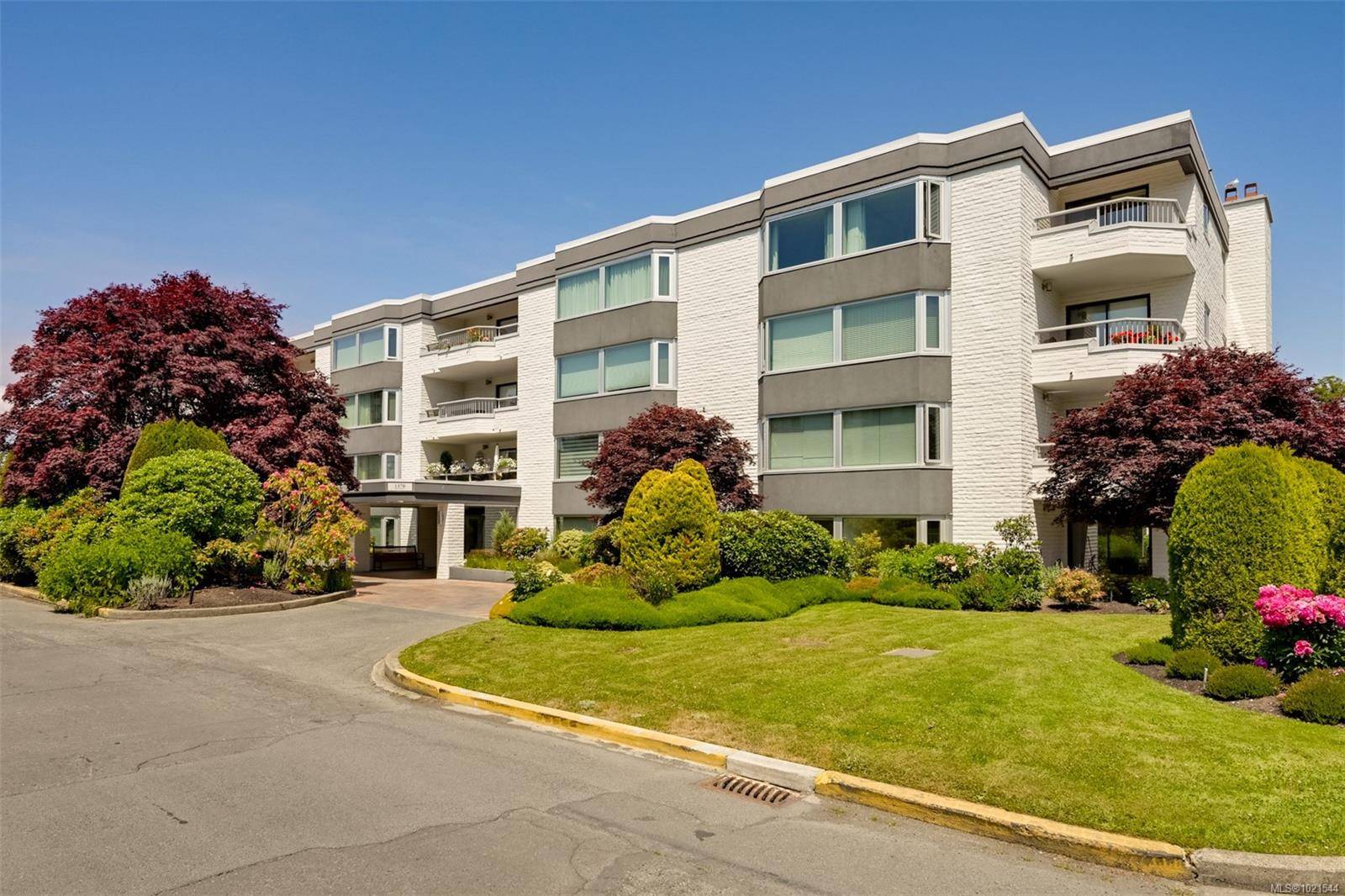 Oak Bay, BC V8S 2N6,1370 Beach Dr #409