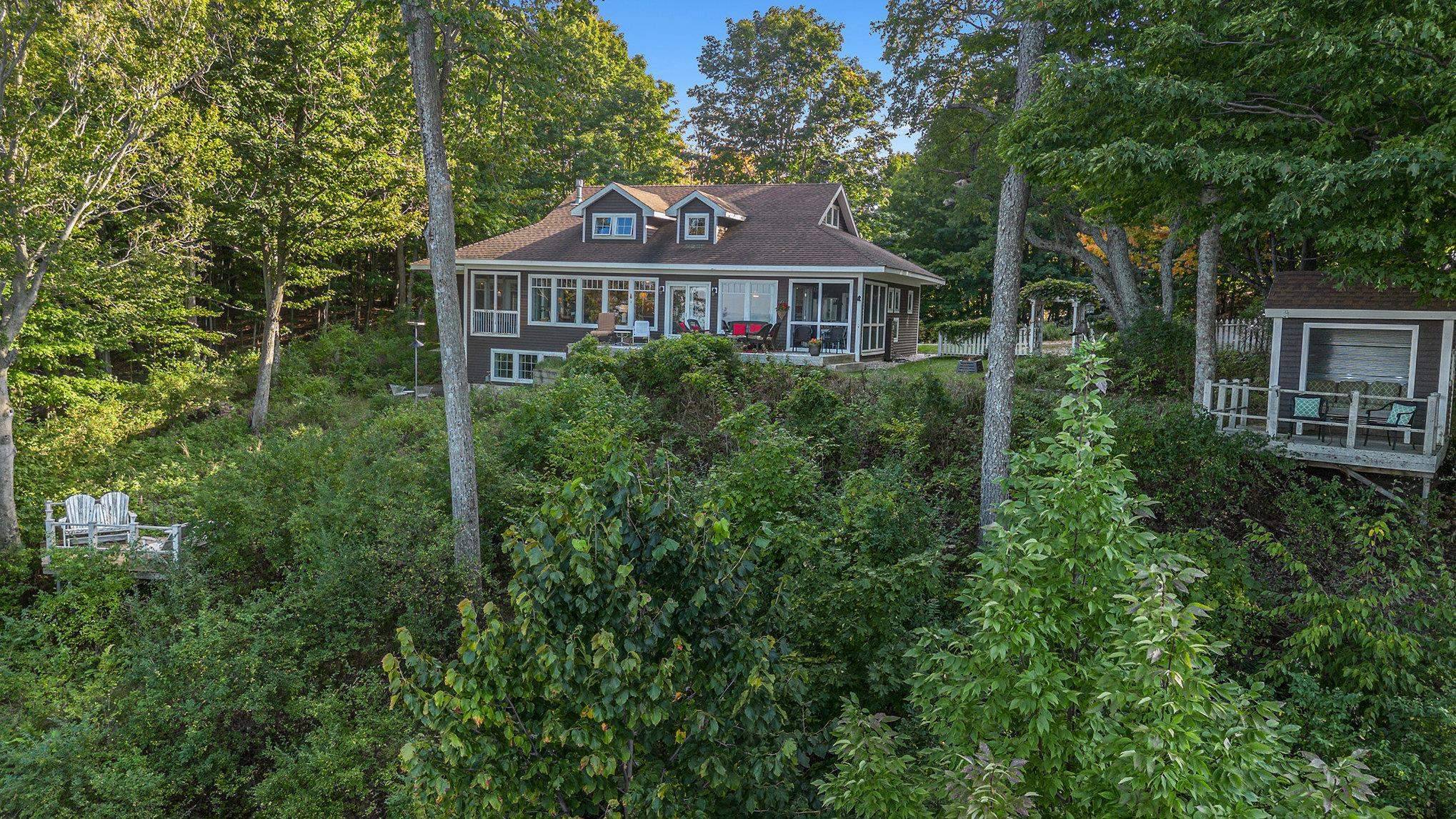 3190 Lakeview DR, Benzonia Twp, MI 49617