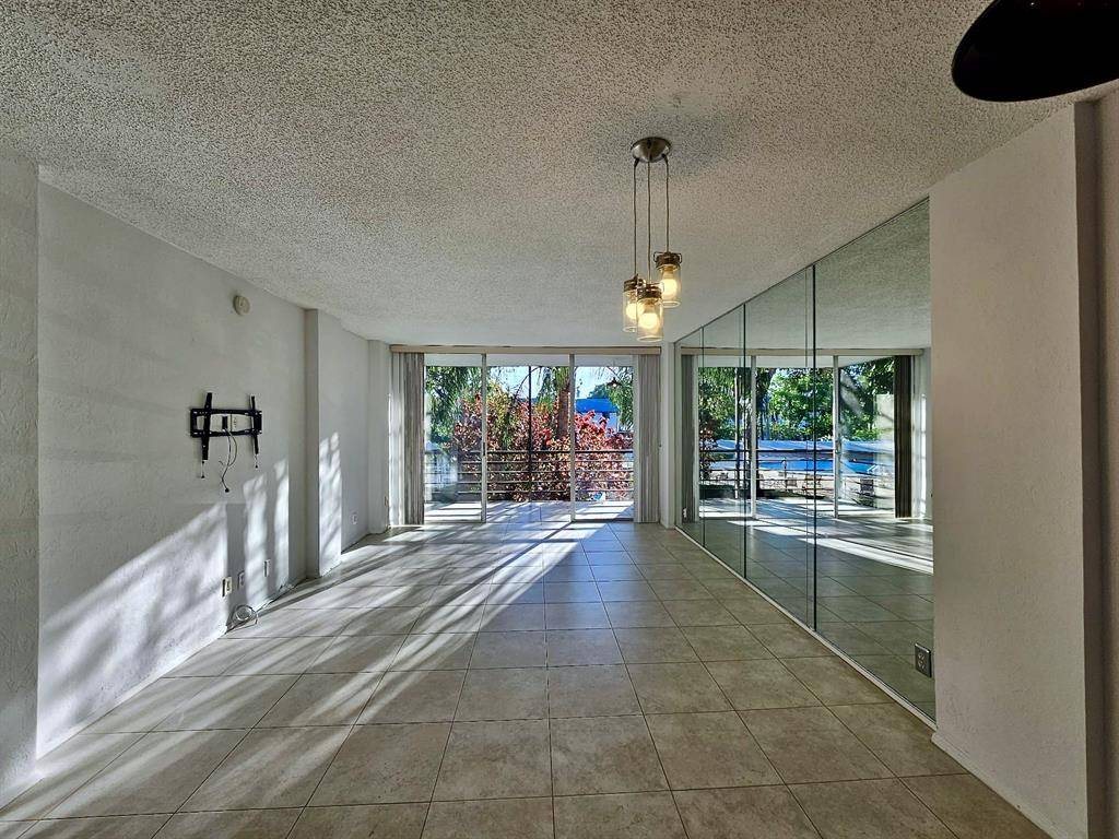 Oakland Park, FL 33309,118 NW Royal Park Dr #2E