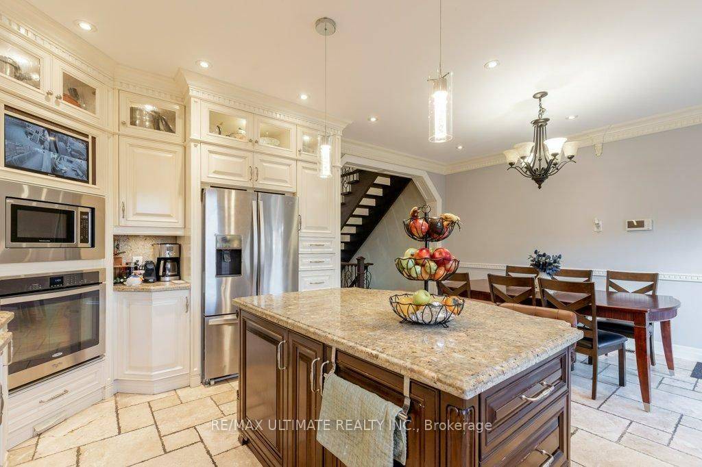 Toronto W03, ON M6E 2E3,21 Thornton AVE