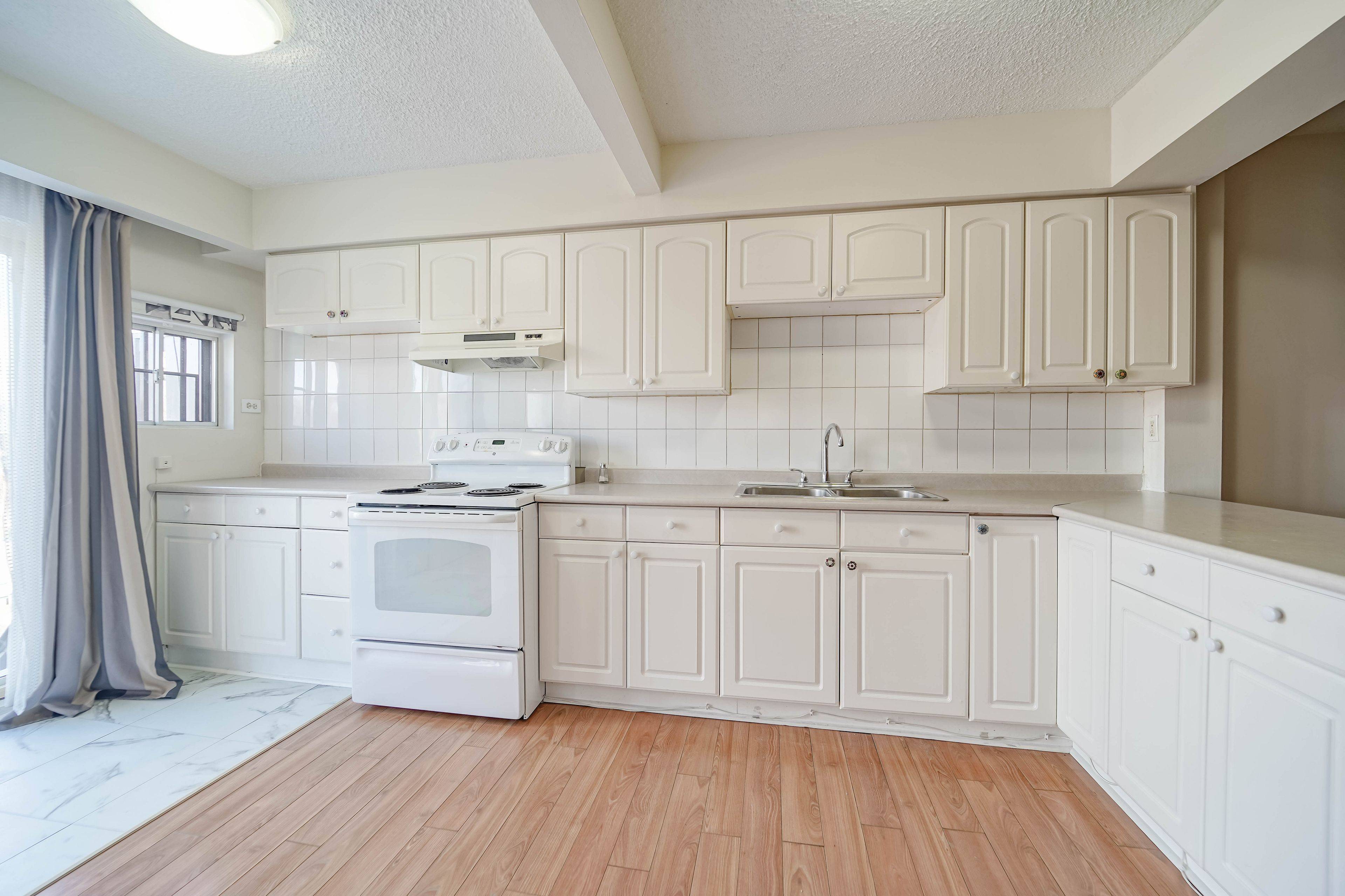 Toronto W07, ON M8Z 1N5,818A The Queensway N/A