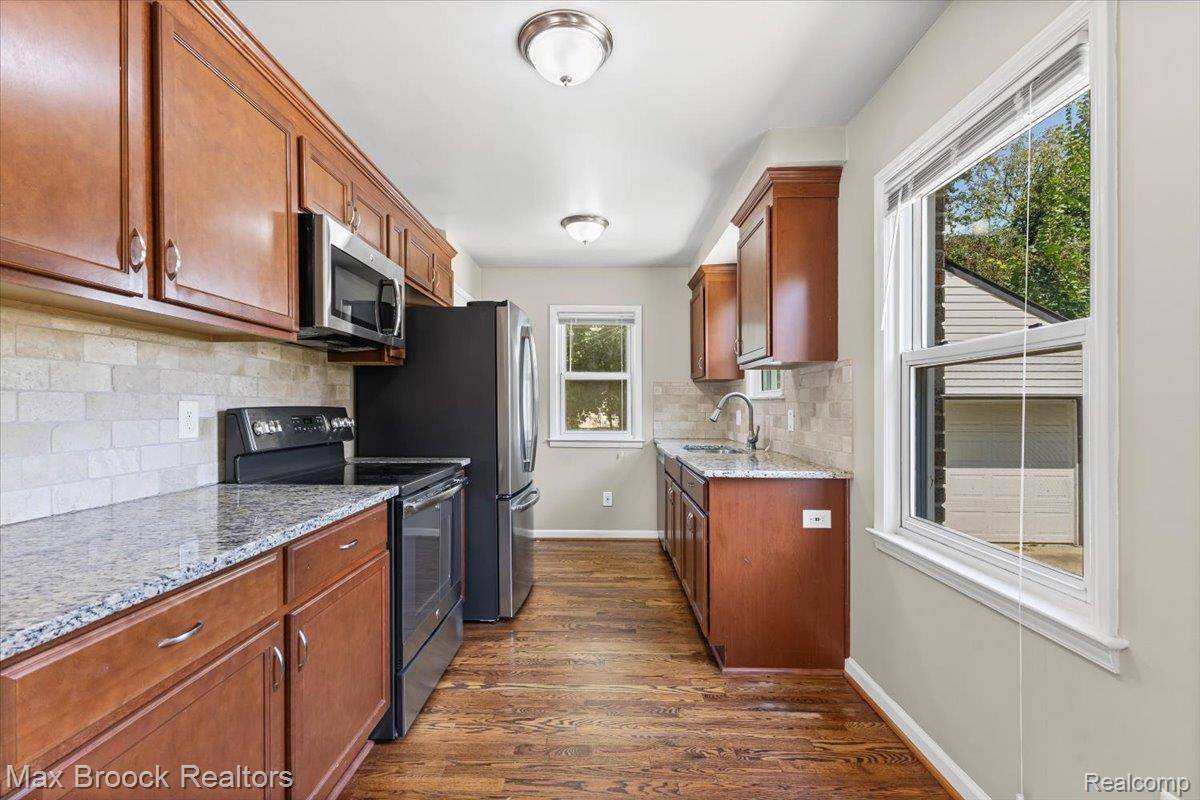 Oak Park, MI 48237,13710 Balfour AVE